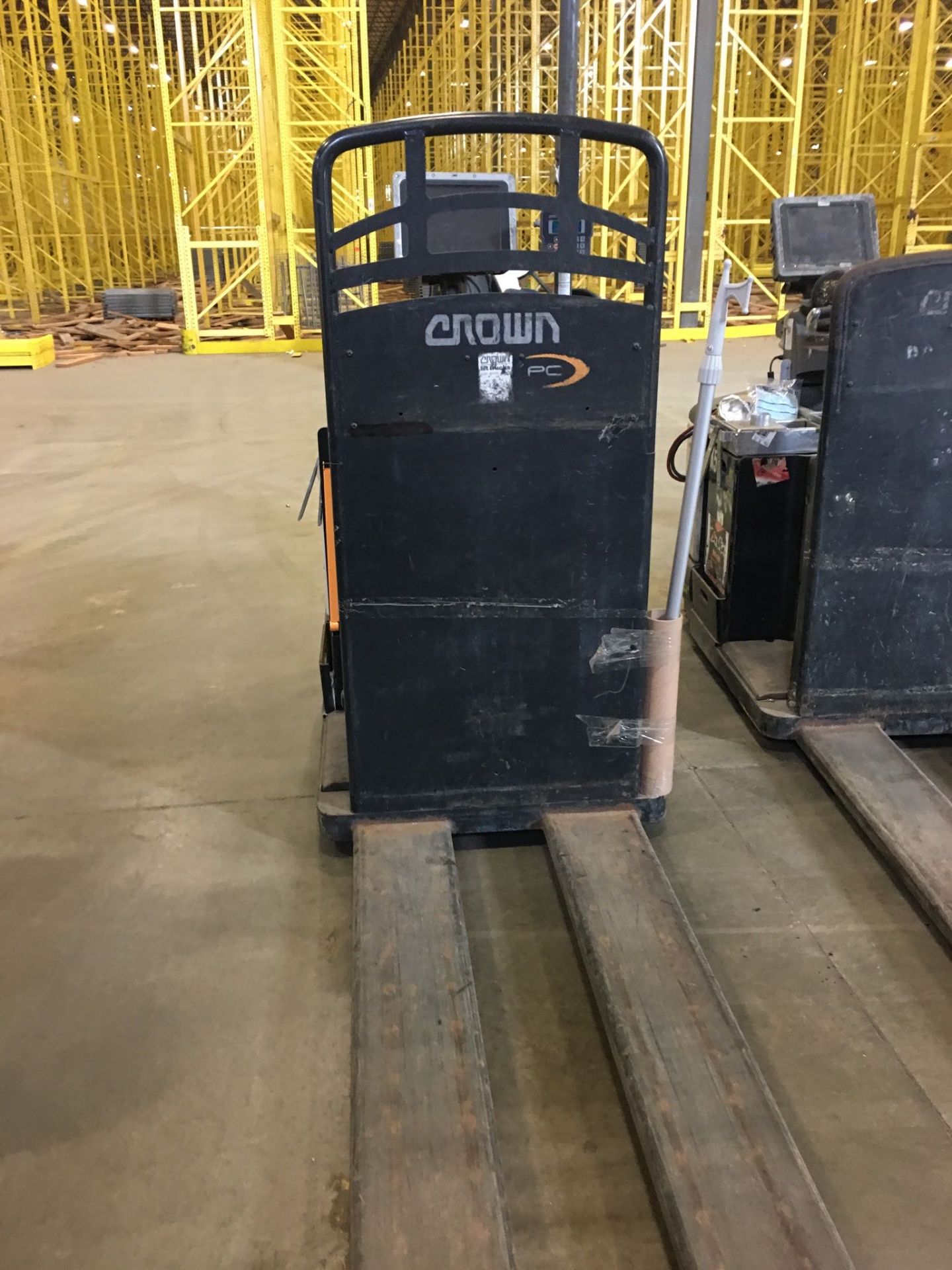 CROWN ELECTRIC PALLET JACK. Model #: PC4500. S/N: 10010493. Hours (as of Oct 15, 2018): 1177. - Image 3 of 3