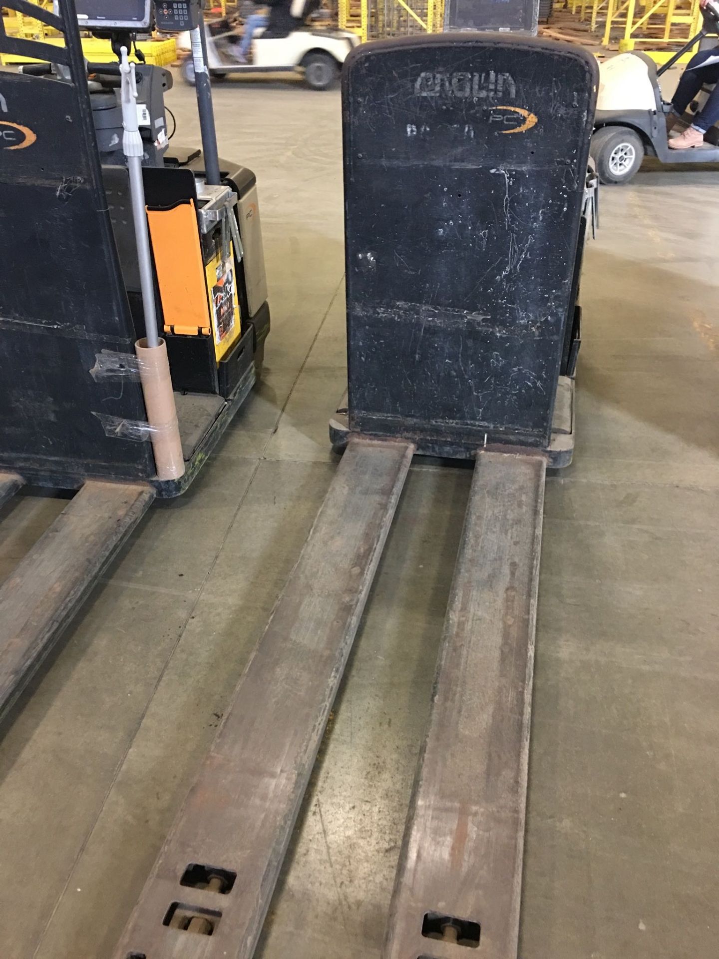 CROWN ELECTRIC PALLET JACK. Model #: PC4500-60. S/N: 6A295079. Hours (as of Oct 15, 2018): 3275. - Image 3 of 3