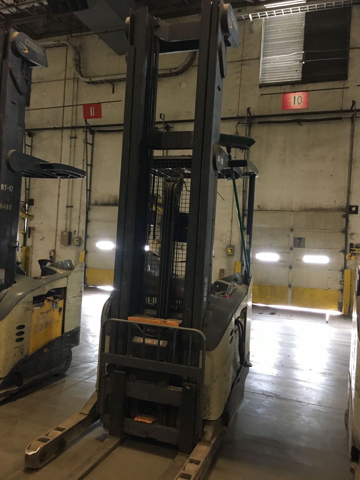 CROWN REACH TRUCK. Model #: RR5700. S/N: 1A433755. Hours (as of Oct 15, 2018): Unknown. Year: - Image 3 of 3