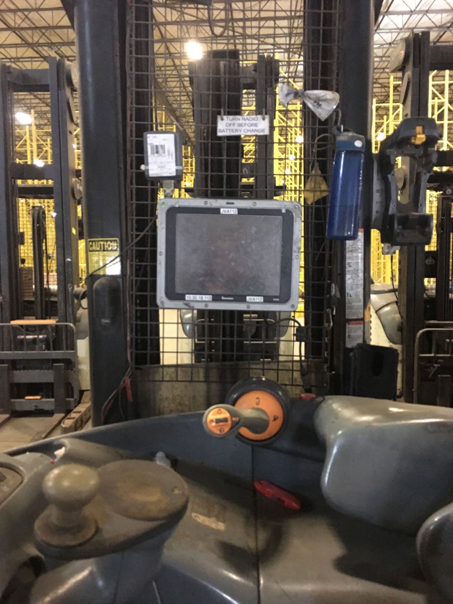 CROWN REACH TRUCK. Model #: RR5200. S/N: 1A304104. Hours (as of Oct 15, 2018): Unknown. Year: - Image 2 of 3