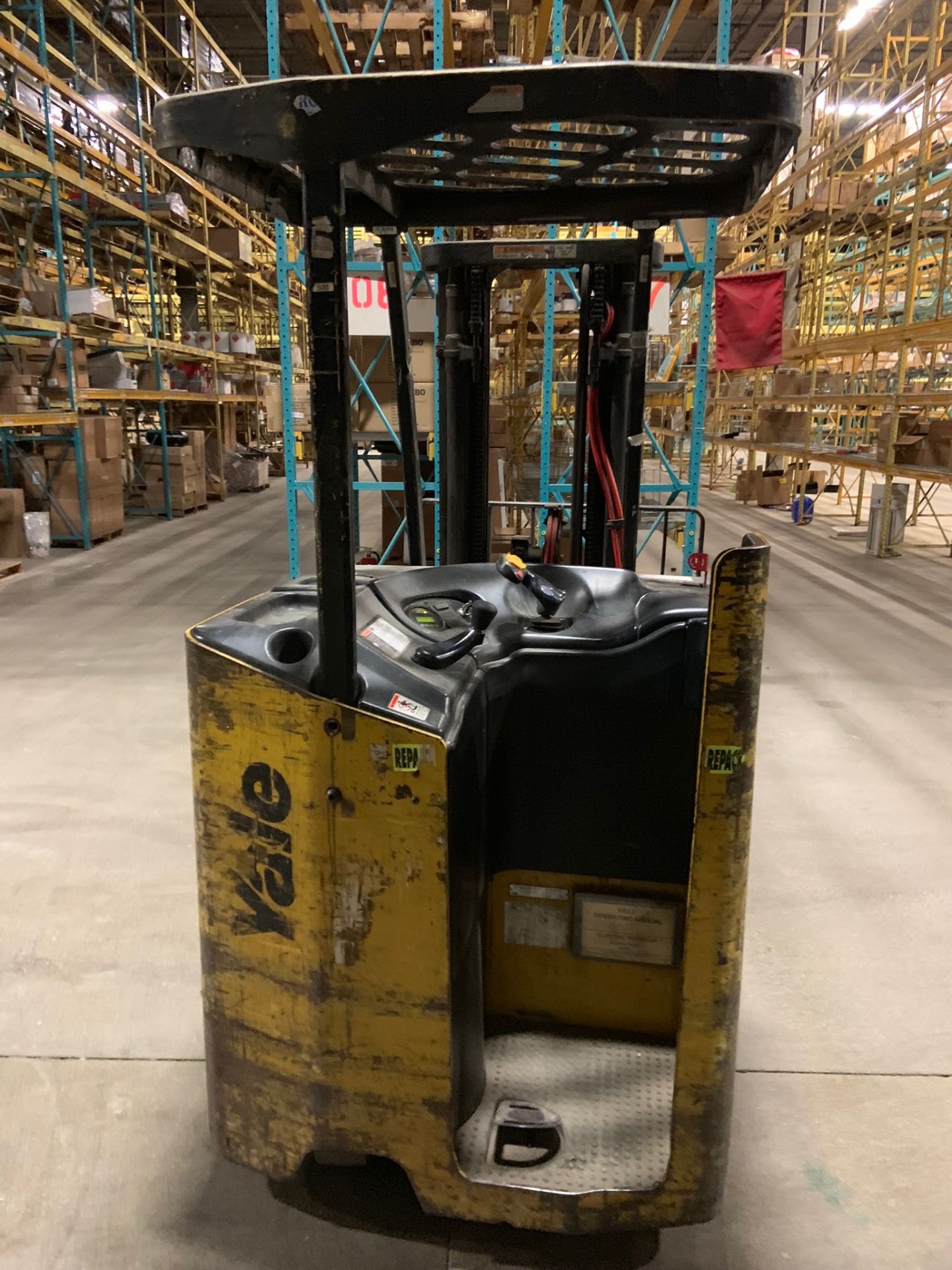 Forklift: Stand Up Electric Forklift. Make: Yale. Model: ESC040FAN36TE082. S/N: A883N02199B. Year: - Image 2 of 4