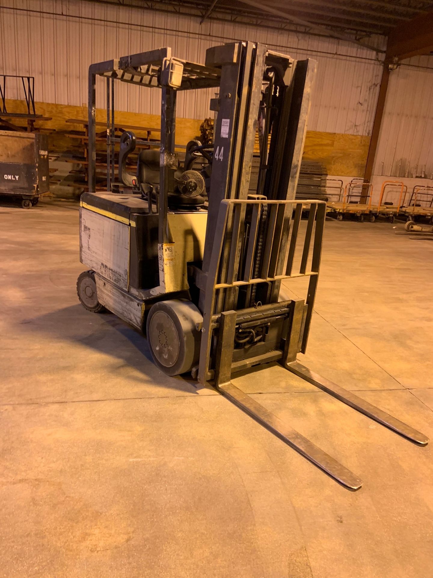 Forklift: Sit down Electric Forklift . Make: Crown. Model: 50 FCTT. S/N: 9A121809. Year: 2001.