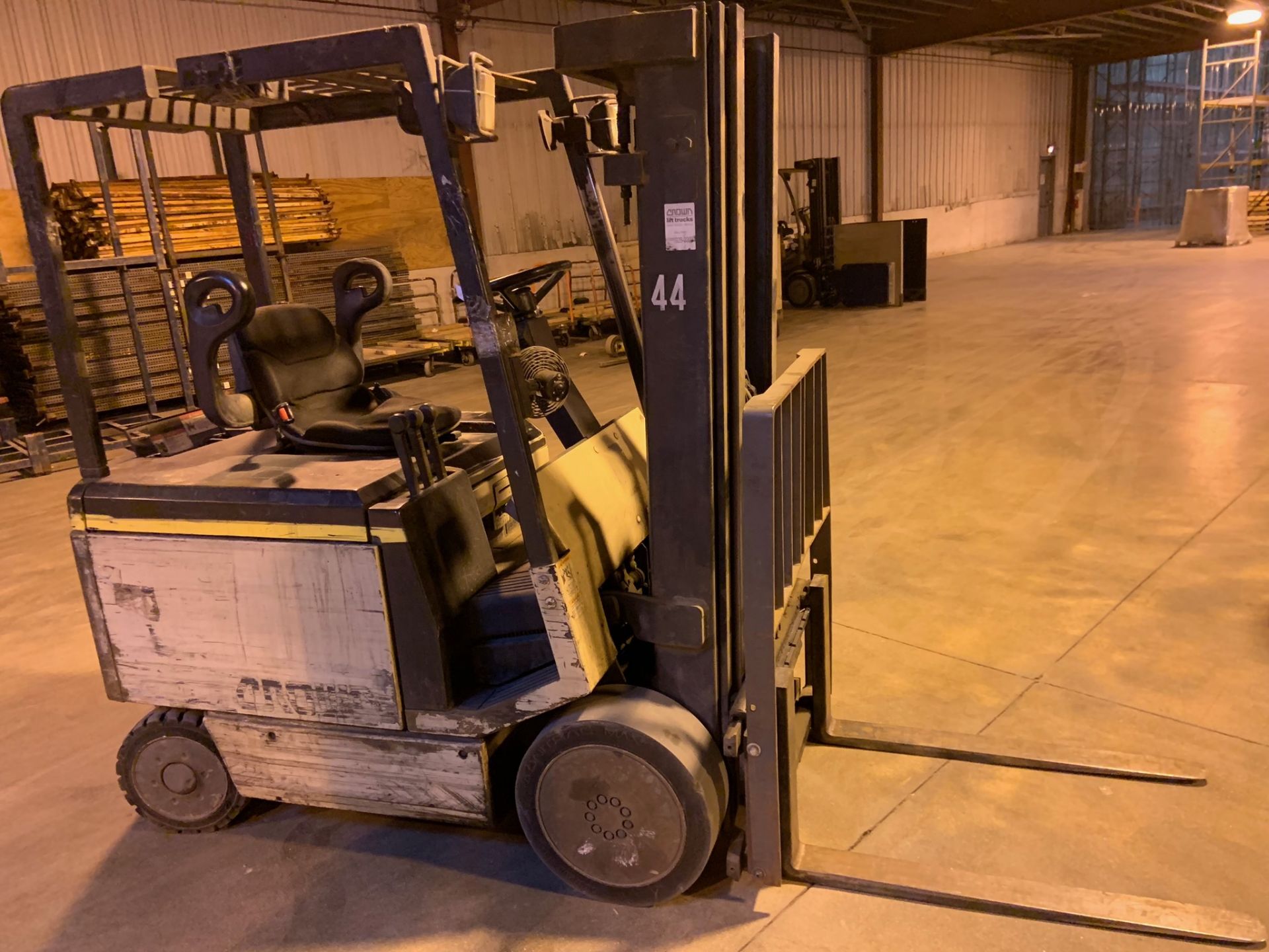 Forklift: Sit down Electric Forklift . Make: Crown. Model: 50 FCTT. S/N: 9A121809. Year: 2001. - Image 2 of 4