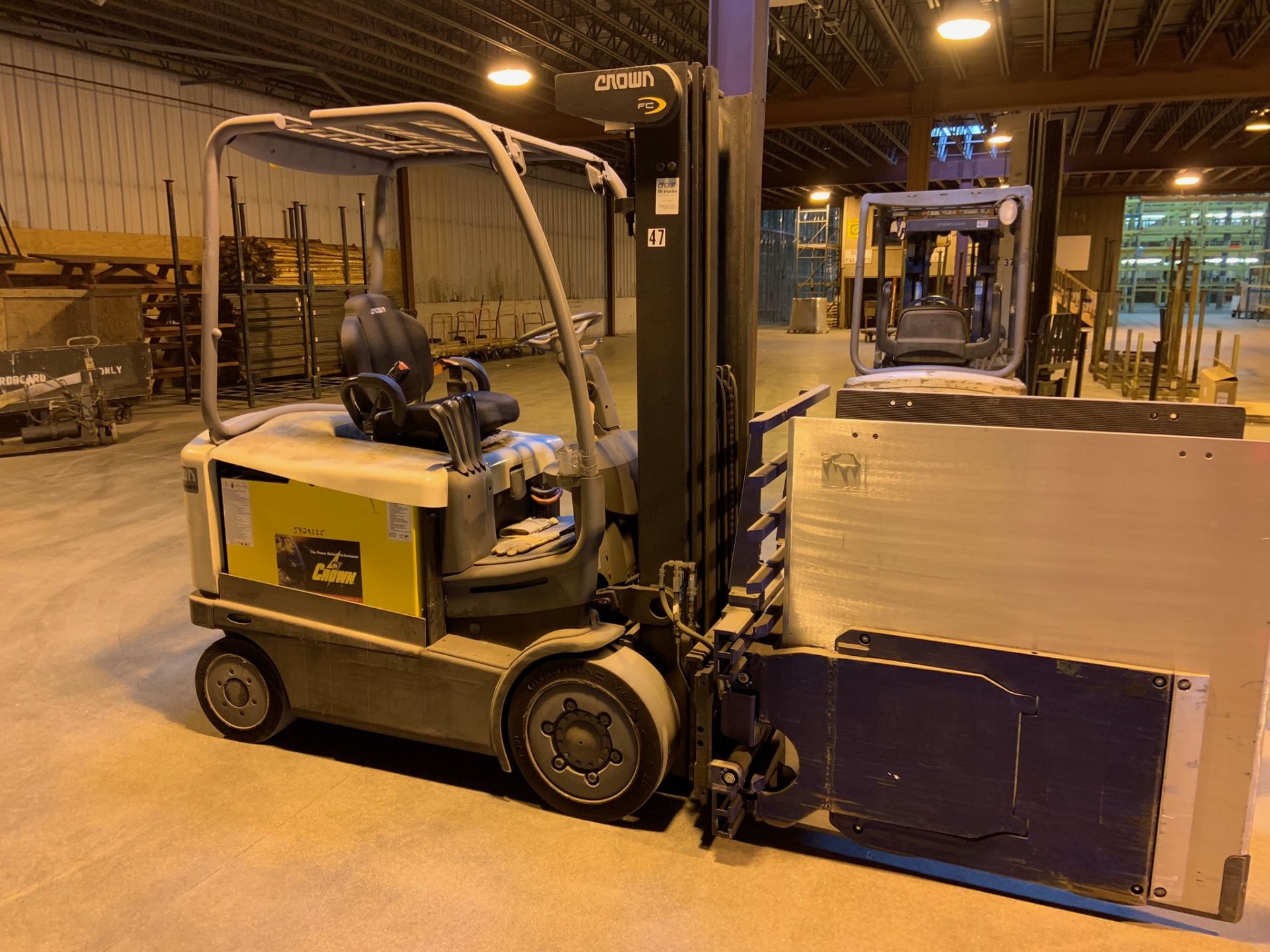 Forklift: Sit down Electric Forklift . Make: Crown. Model: FC4020-50. S/N: 9A170577. Year: 2010. - Image 2 of 4