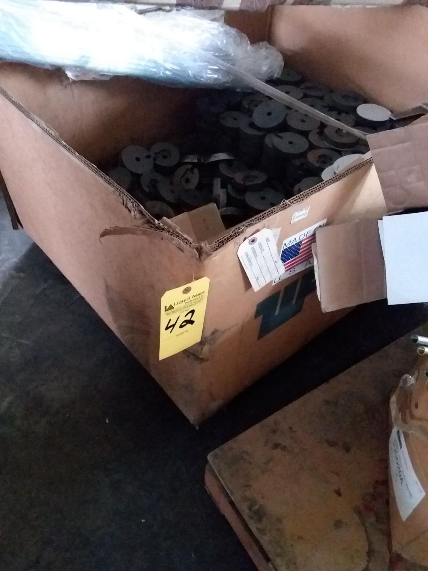 Boxes of metal loaders for the bottoms of lamps