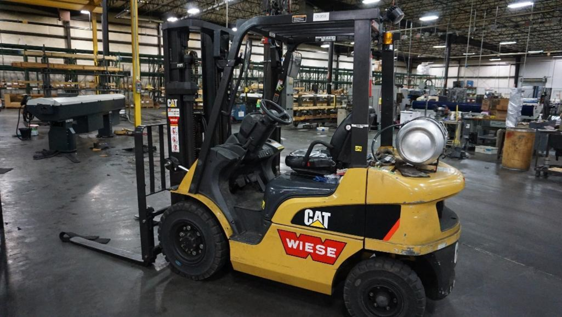 Cat Model 2P4000 Propane Forklift, 3700 Pound Lift, 188" Mast - Image 2 of 3