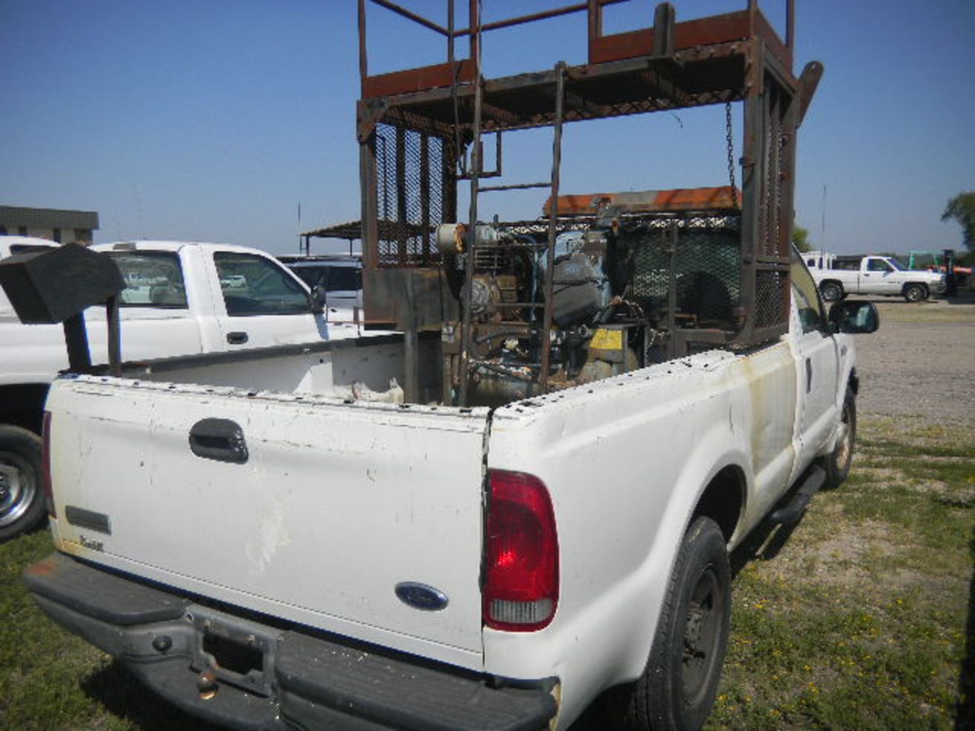 2006 Ford F250 "Sign Truck" With Metal Rack & Compressor - Asset I.D. #945 - Last of Vin (D90999) - Image 4 of 8