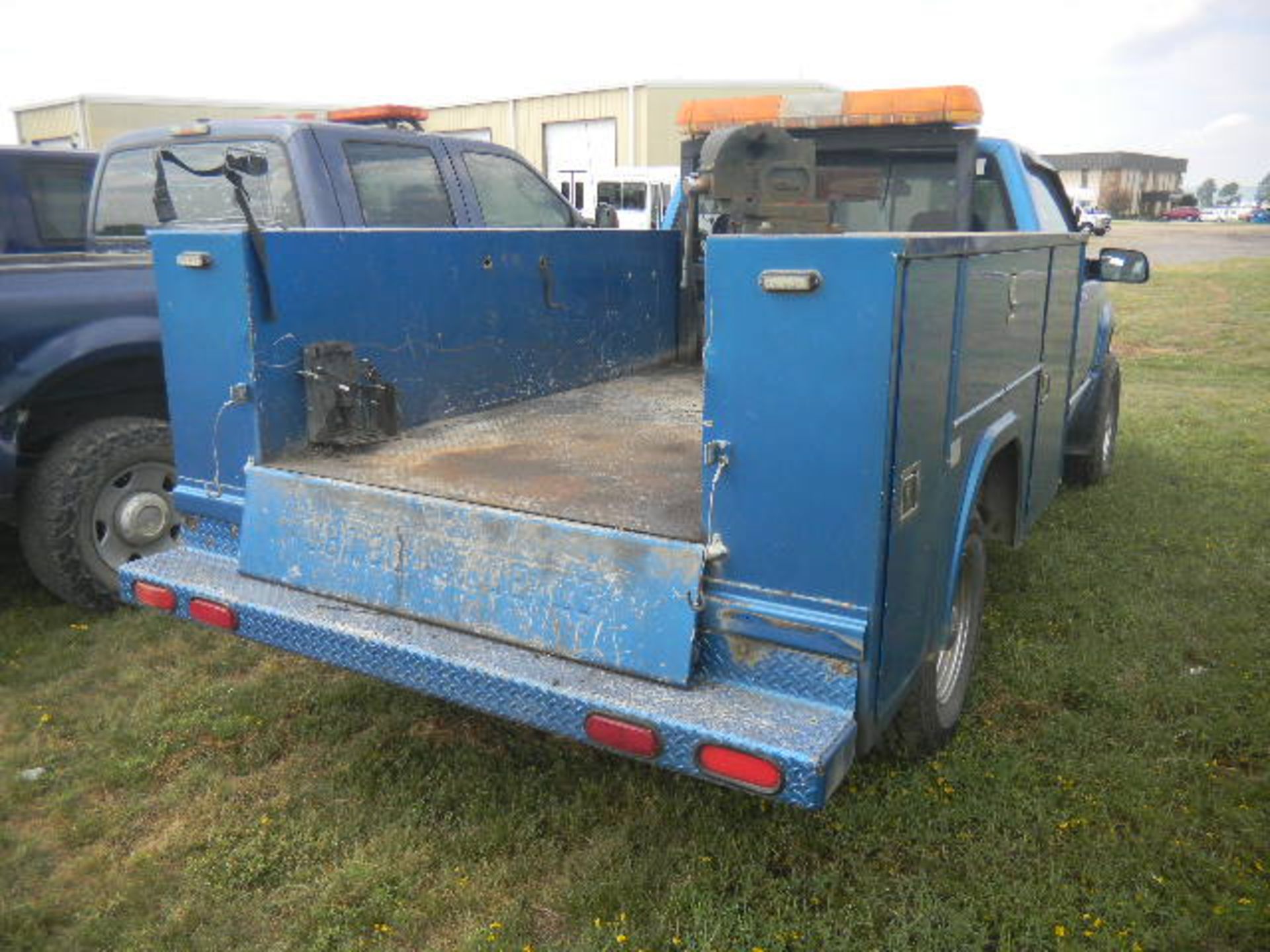 1998 GMC 2500 3/4 Ton Service Truck - Asset I.D. #19 - Last of Vin (WZ541207) - Image 5 of 10