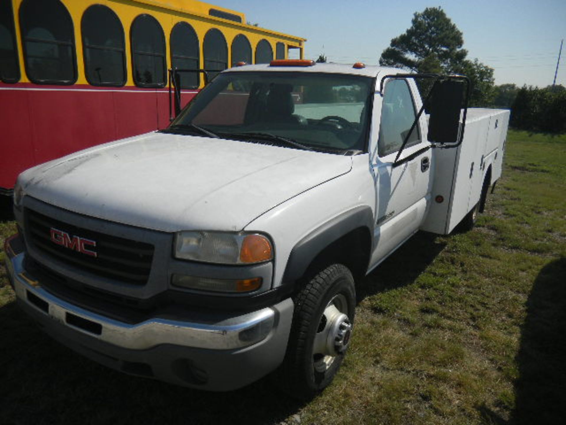 2006 GMC Sierra 1 Ton Service Truck - Asset I.D. #972 - Last of Vin (274597) - Image 2 of 8