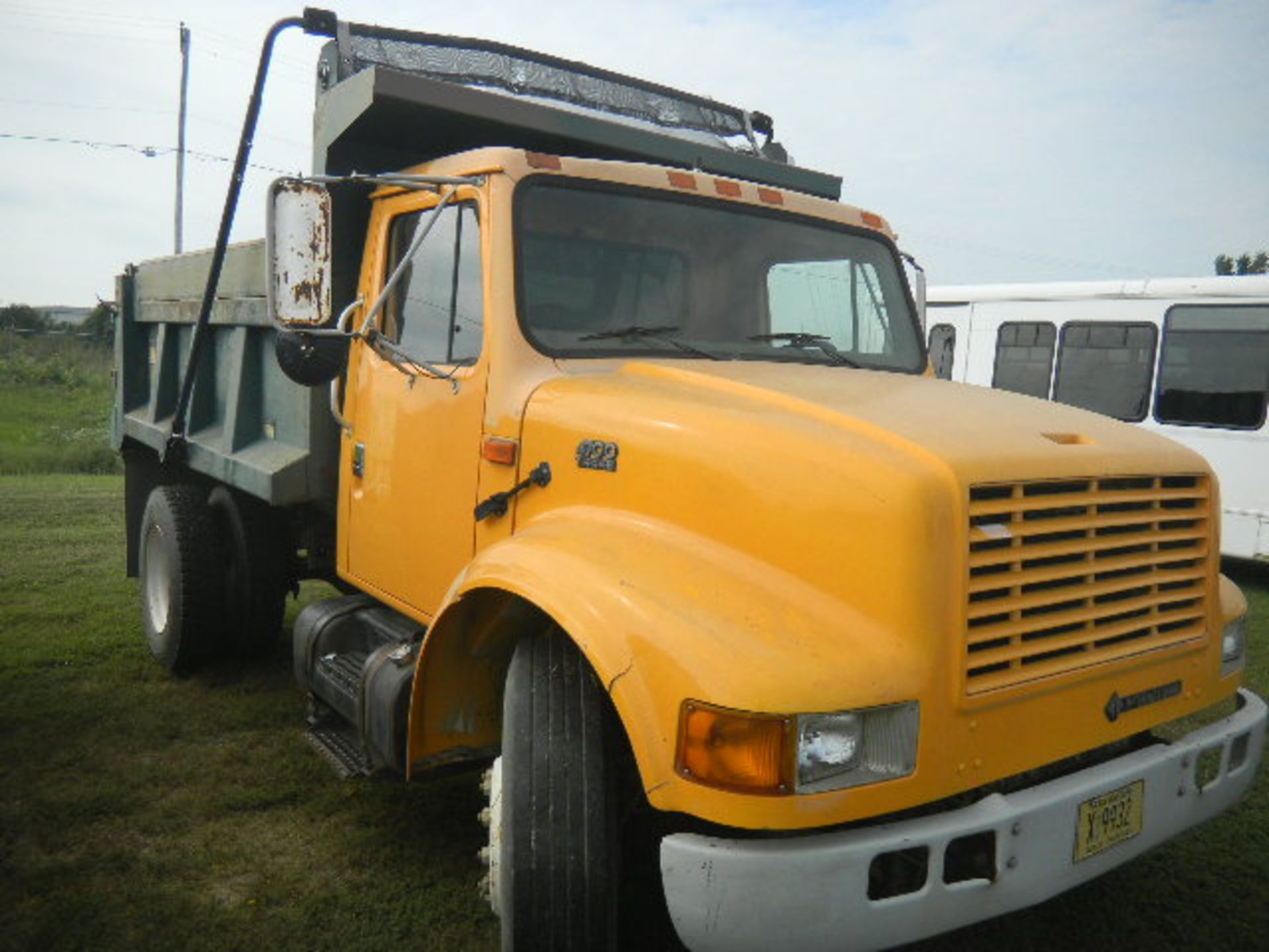 2000 International 4700 T444E (Yellow) - Asset I.D. #348 - Last of Vin (H346596) - Image 2 of 10