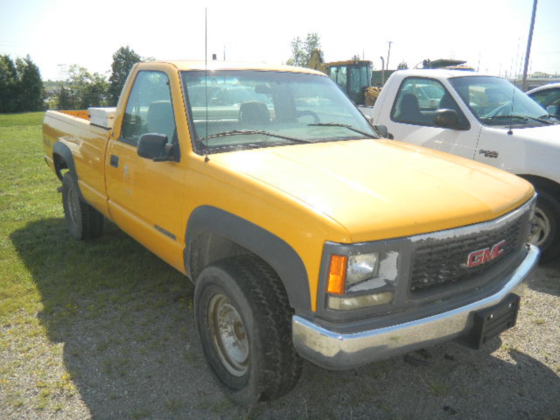 2000 GMC Sierra SL 4x4 Pickup Truck - With White Toolbox - Asset I.D. (416) - Last of Vin (509418) - Image 2 of 8