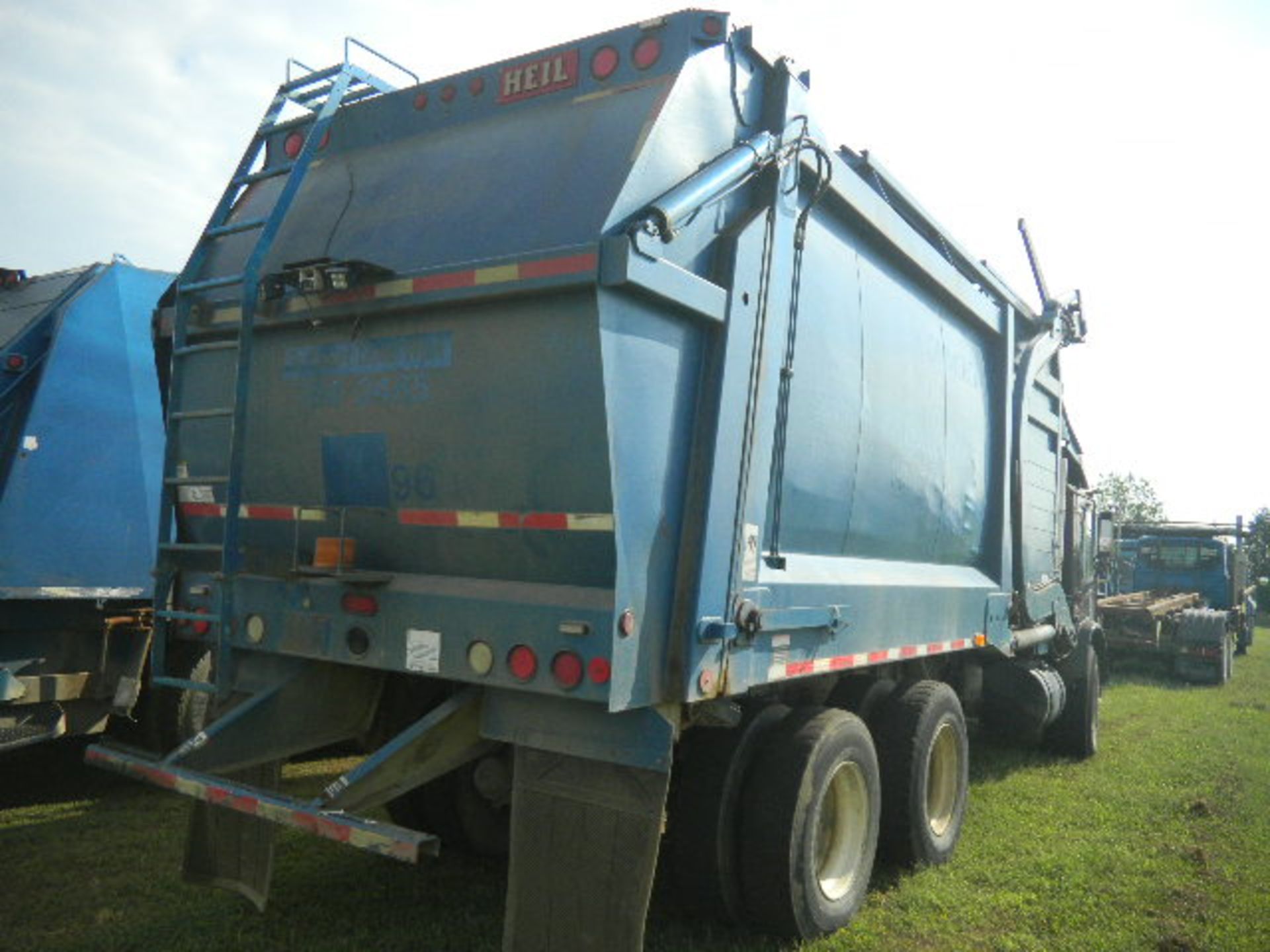 2005 Mack (28) Yd. Heil Front Loader - Asset I.D. #96 - Last of Vin (M031346) - Image 5 of 10