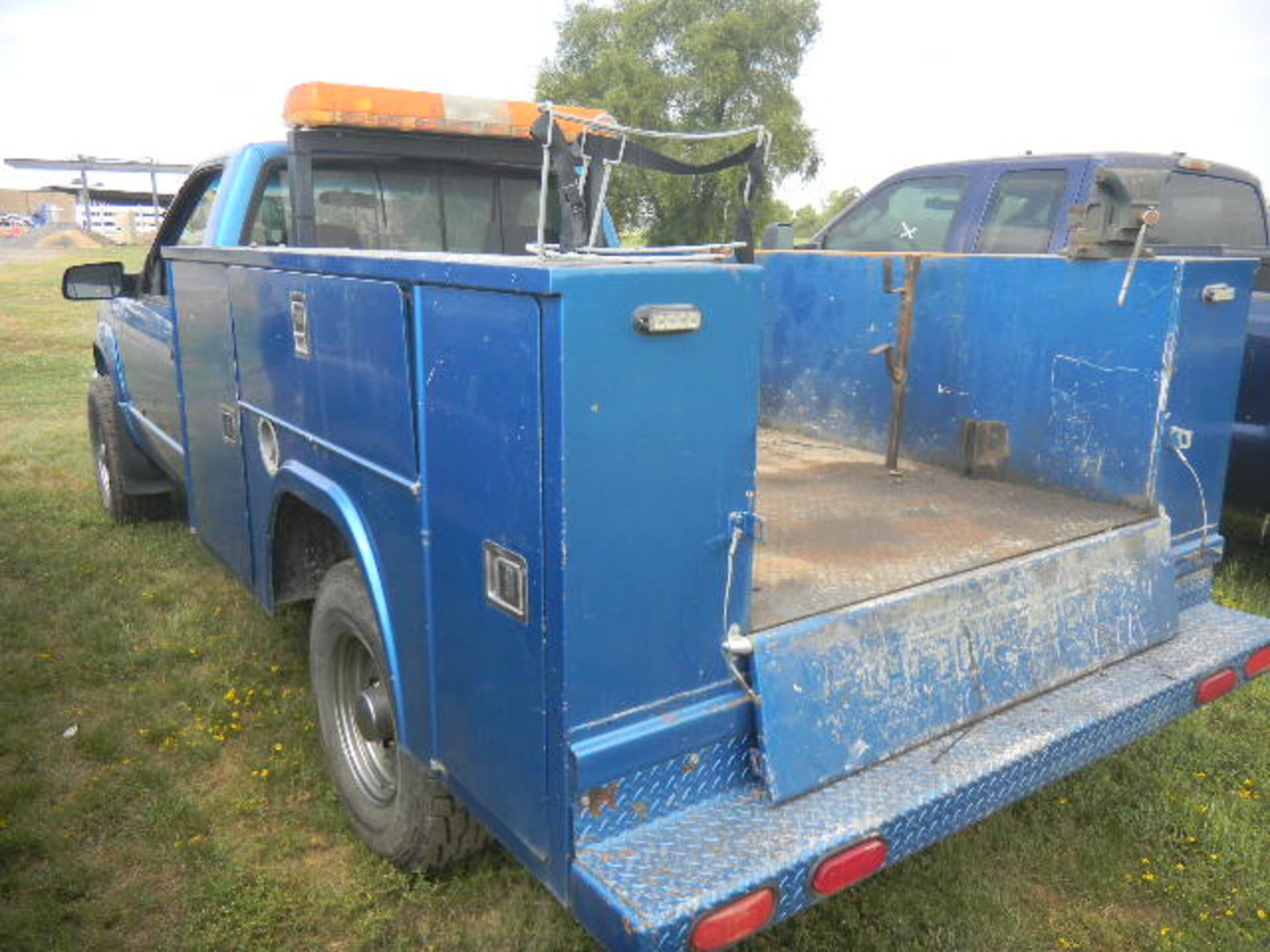 1998 GMC 2500 3/4 Ton Service Truck - Asset I.D. #19 - Last of Vin (WZ541207) - Image 4 of 10