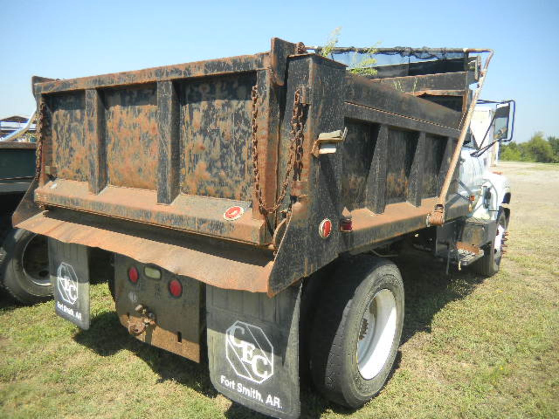 2000 GMC C7500 White 2 Ton Dump Truck - Asset I.D. #779 - Last of Vin (J503553) - Image 6 of 8