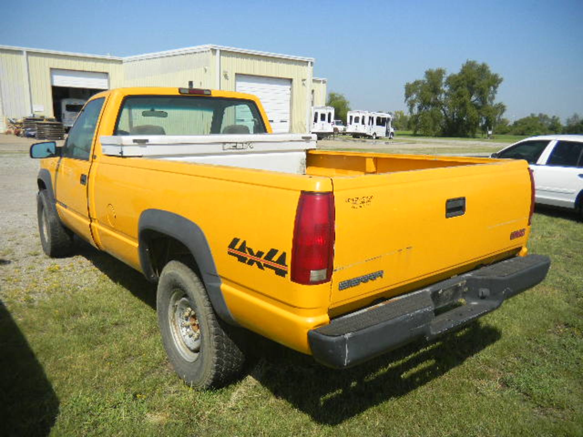 2000 GMC Sierra SL 4x4 Pickup Truck - With White Toolbox - Asset I.D. (416) - Last of Vin (509418) - Image 4 of 8