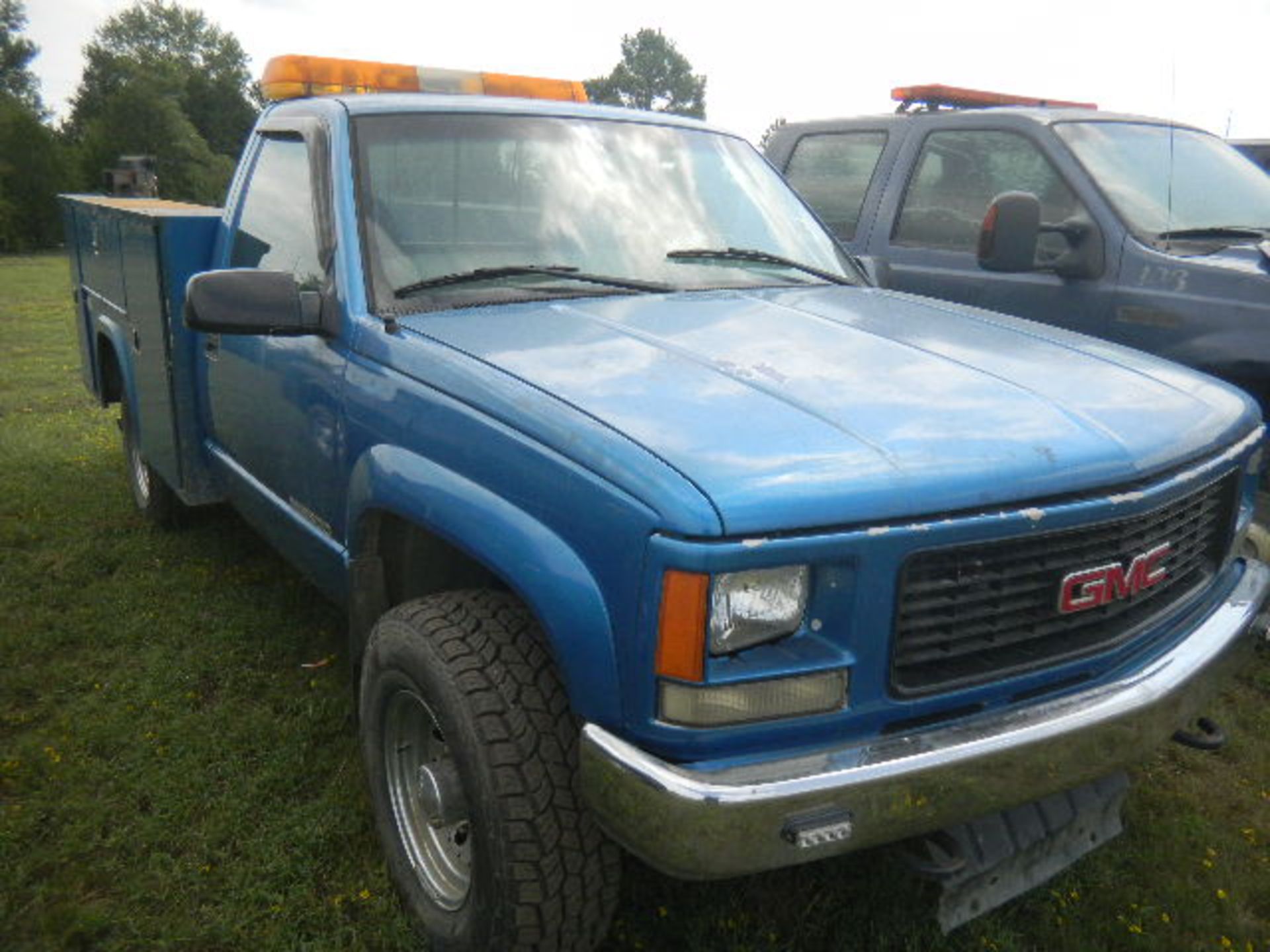 1998 GMC 2500 3/4 Ton Service Truck - Asset I.D. #19 - Last of Vin (WZ541207) - Image 2 of 10