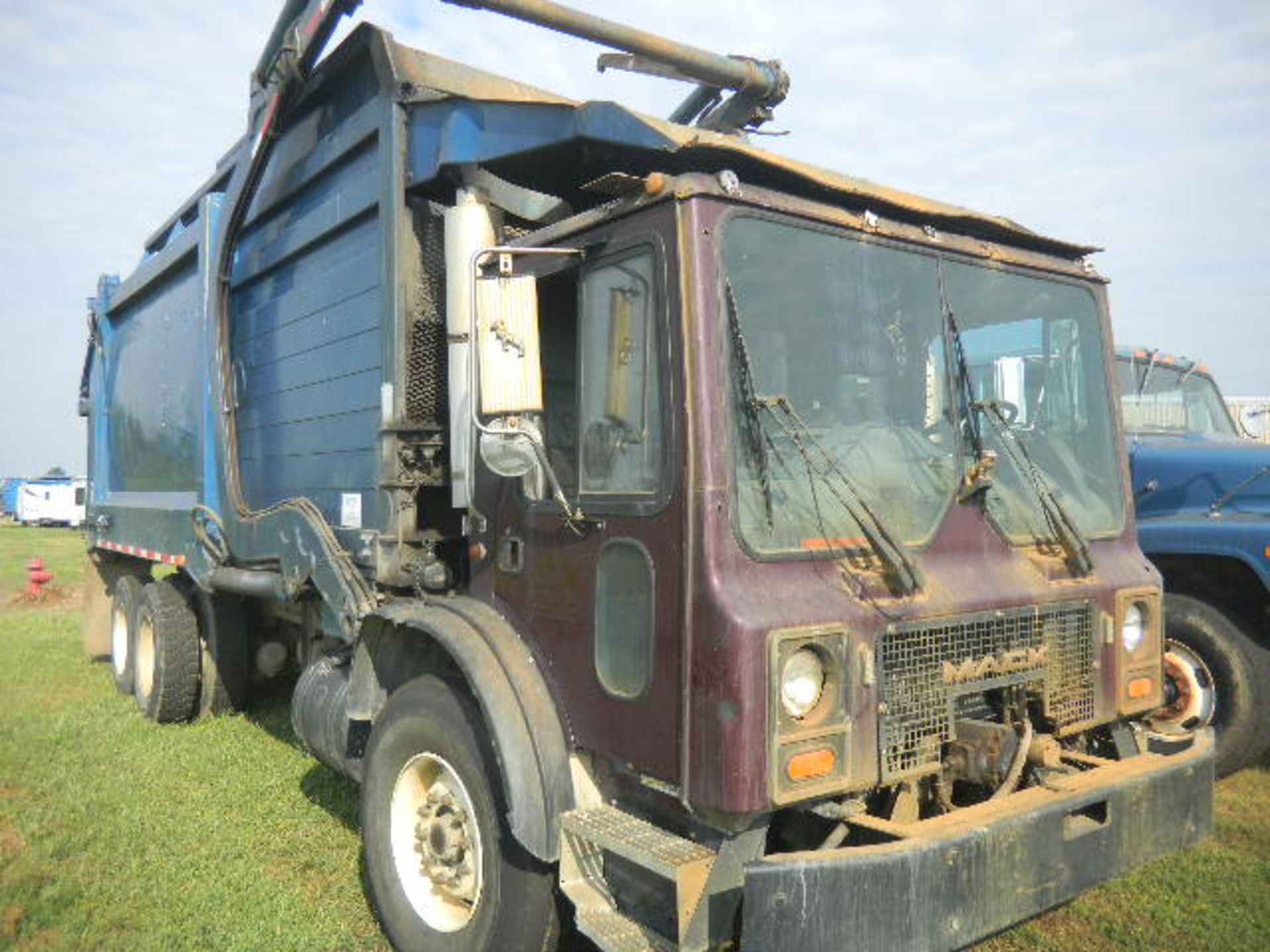 2005 Mack (28) Yd. Heil Front Loader - Asset I.D. #96 - Last of Vin (M031346) - Image 2 of 10