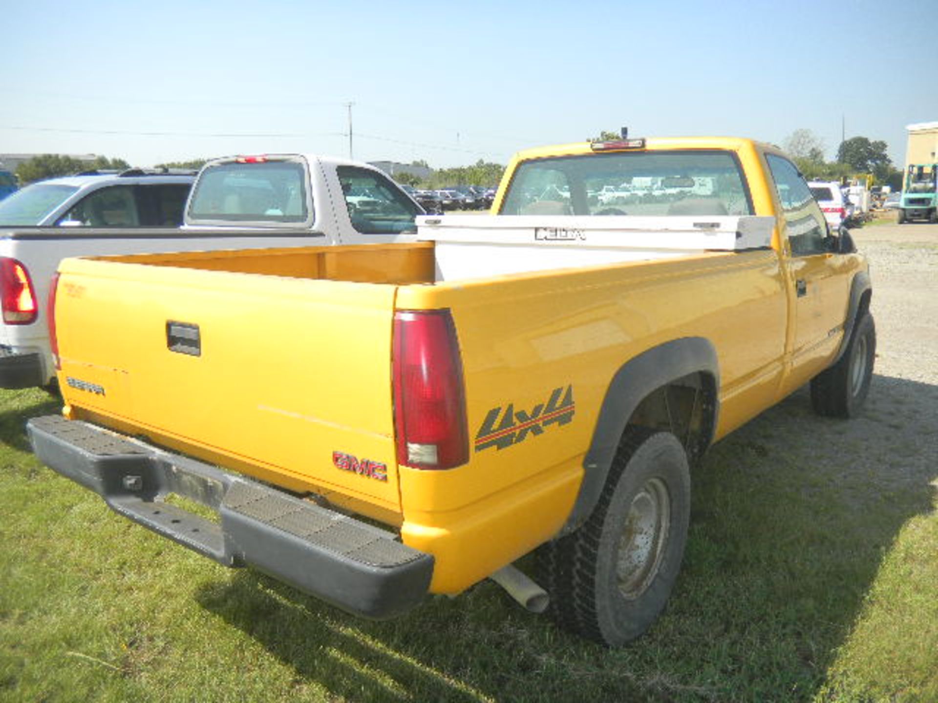 2000 GMC Sierra SL 4x4 Pickup Truck - With White Toolbox - Asset I.D. (416) - Last of Vin (509418) - Image 5 of 8