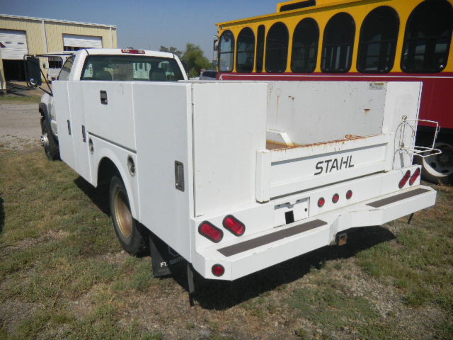 2006 GMC Sierra 1 Ton Service Truck - Asset I.D. #972 - Last of Vin (274597) - Image 4 of 8