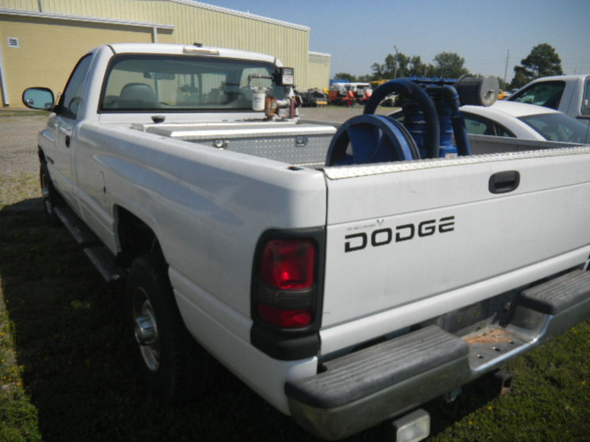 2000 Dodge Ram 2500 White Pickup w/Diamond Plate Fuel Tanks - Asset I.D.#482 - Last of Vin (276108) - Image 5 of 9