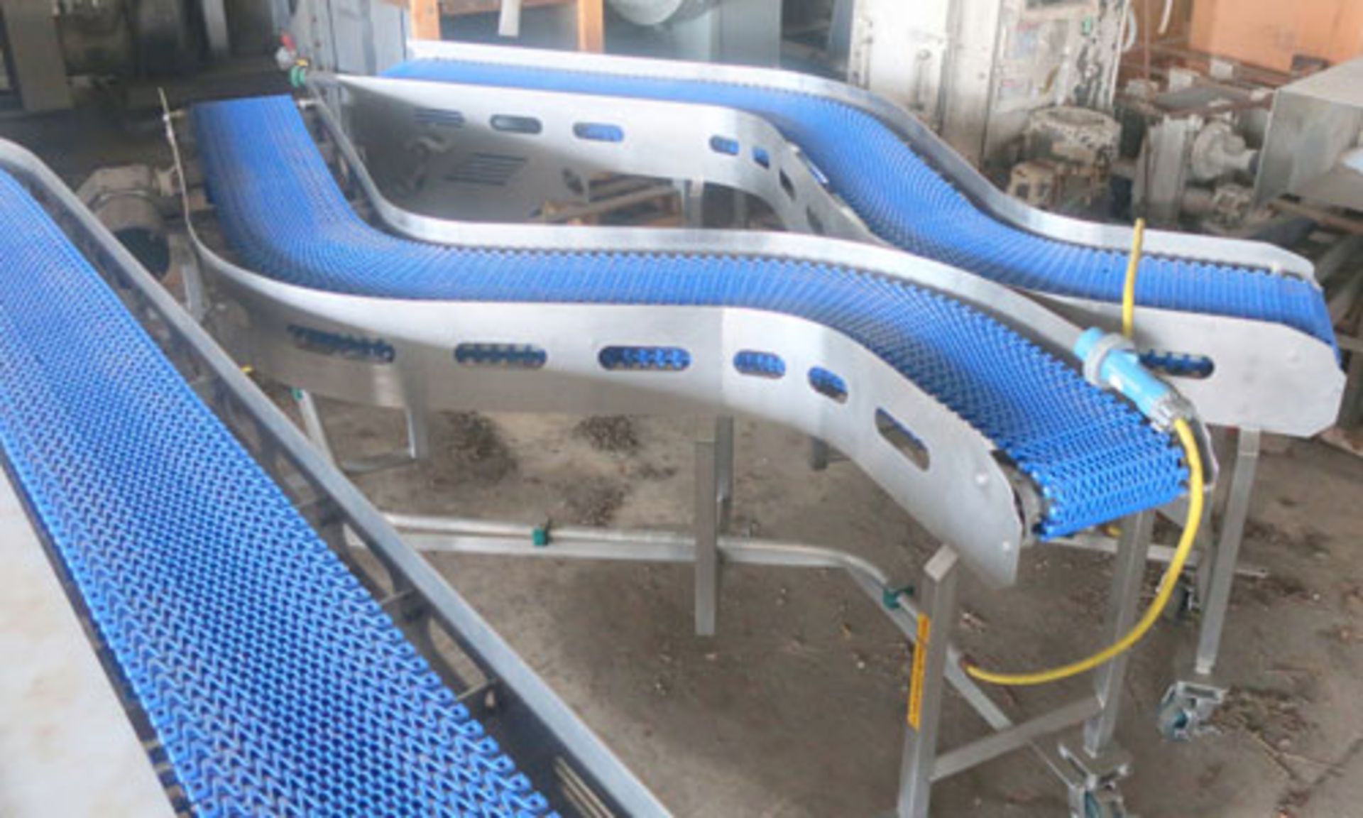 Plastic link belt motorized conveyor system consisting of; (2) sections 30.5" x 80" inclined (no - Image 5 of 47