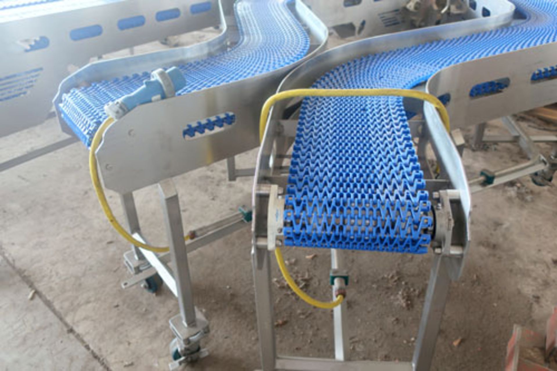 Plastic link belt motorized conveyor system consisting of; (2) sections 30.5" x 80" inclined (no - Image 4 of 47