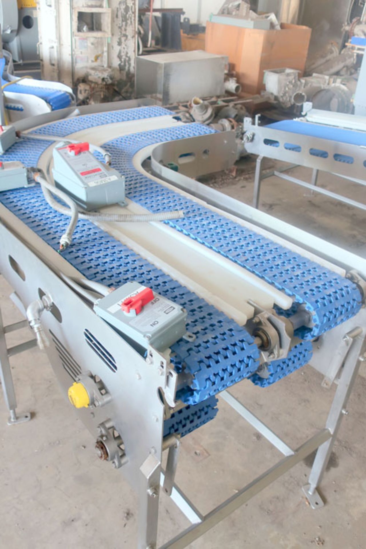 Plastic link belt motorized conveyor system consisting of; (2) sections 30.5" x 80" inclined (no - Image 39 of 47