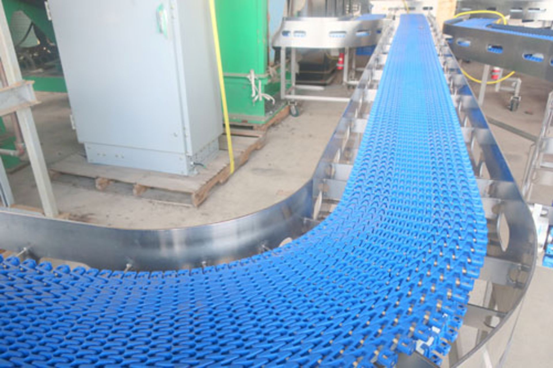 Plastic link belt motorized conveyor system consisting of; (2) sections 30.5" x 80" inclined (no - Image 36 of 47