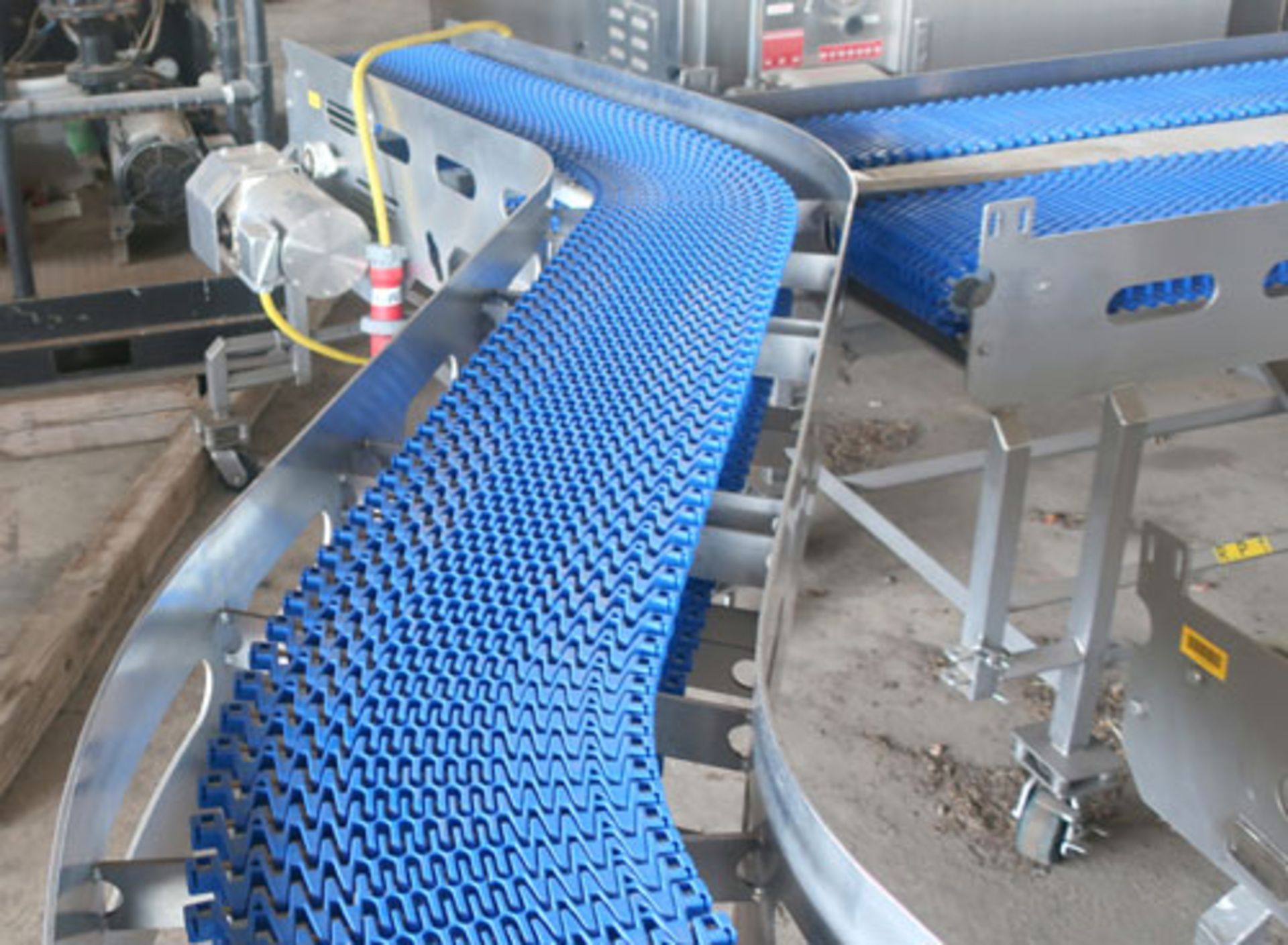 Plastic link belt motorized conveyor system consisting of; (2) sections 30.5" x 80" inclined (no - Image 20 of 47