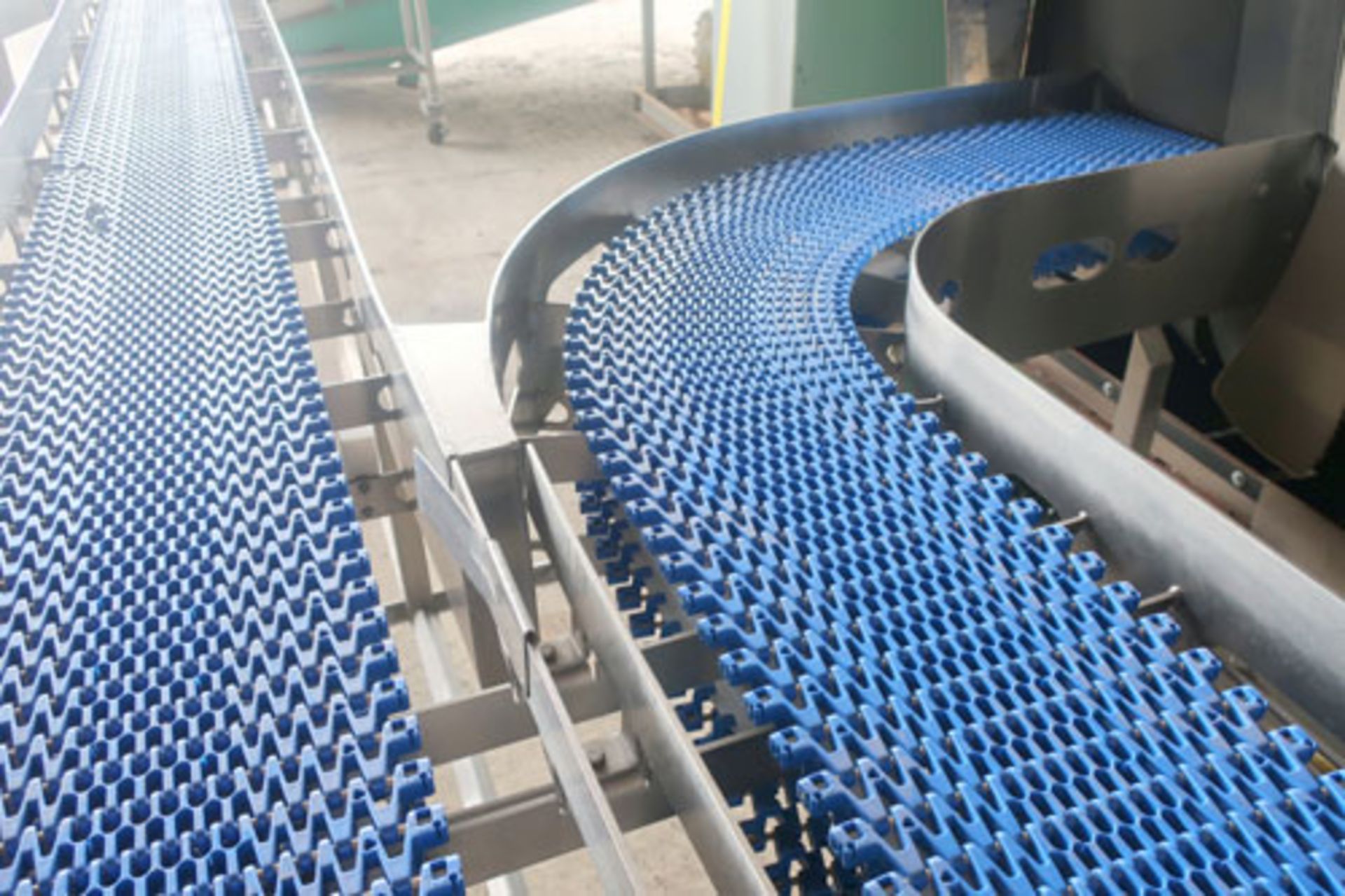 Plastic link belt motorized conveyor system consisting of; (2) sections 30.5" x 80" inclined (no - Image 44 of 47