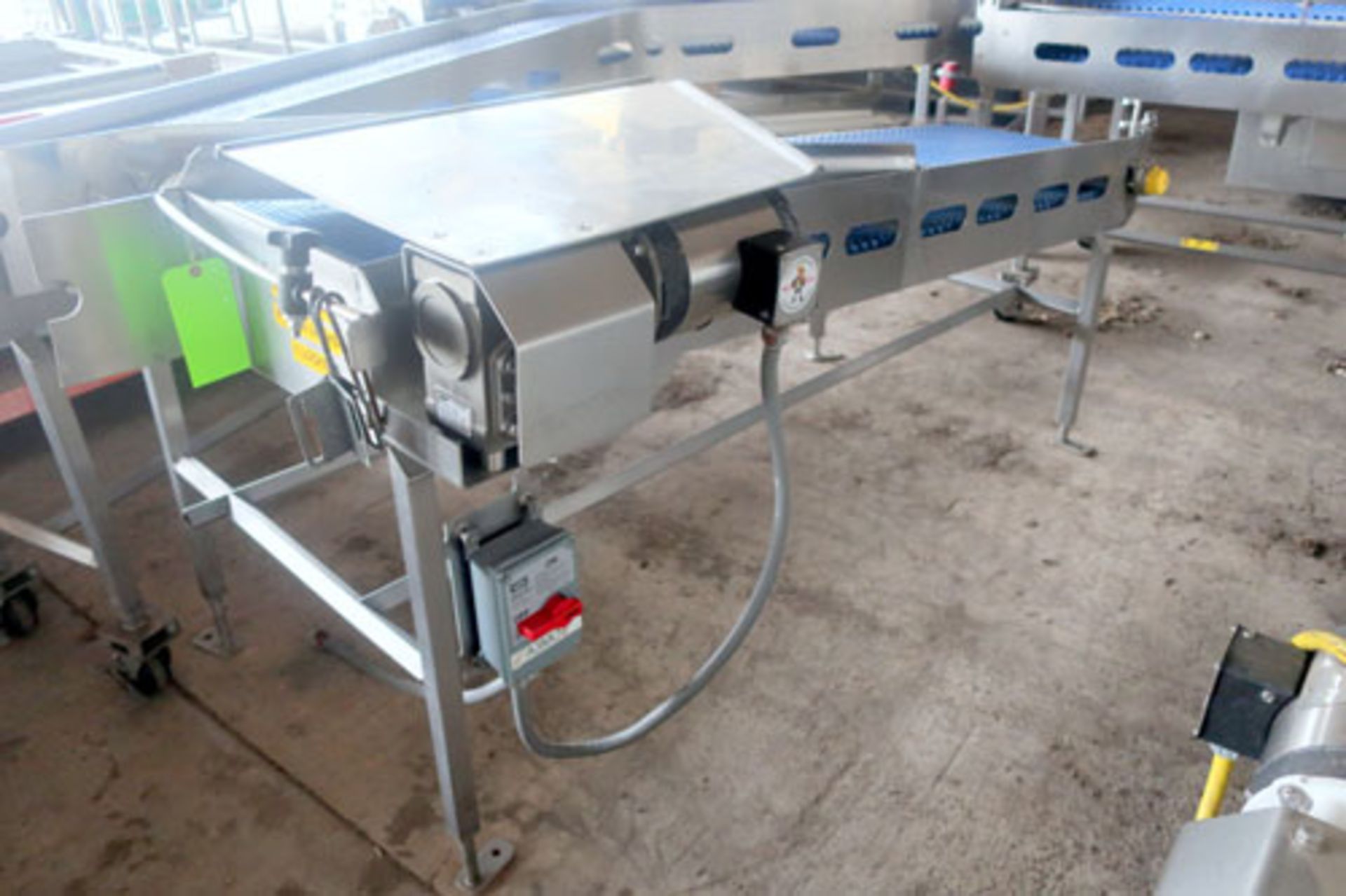 Plastic link belt motorized conveyor system consisting of; (2) sections 30.5" x 80" inclined (no - Image 11 of 47