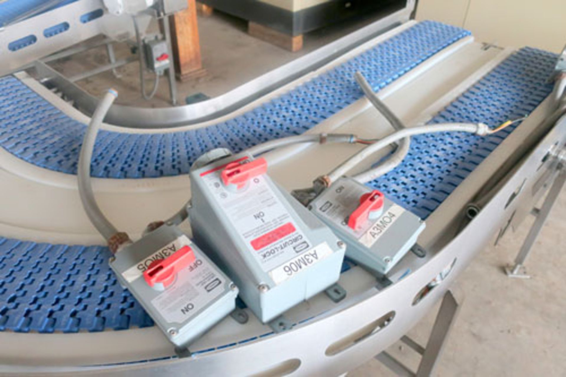 Plastic link belt motorized conveyor system consisting of; (2) sections 30.5" x 80" inclined (no - Image 33 of 47