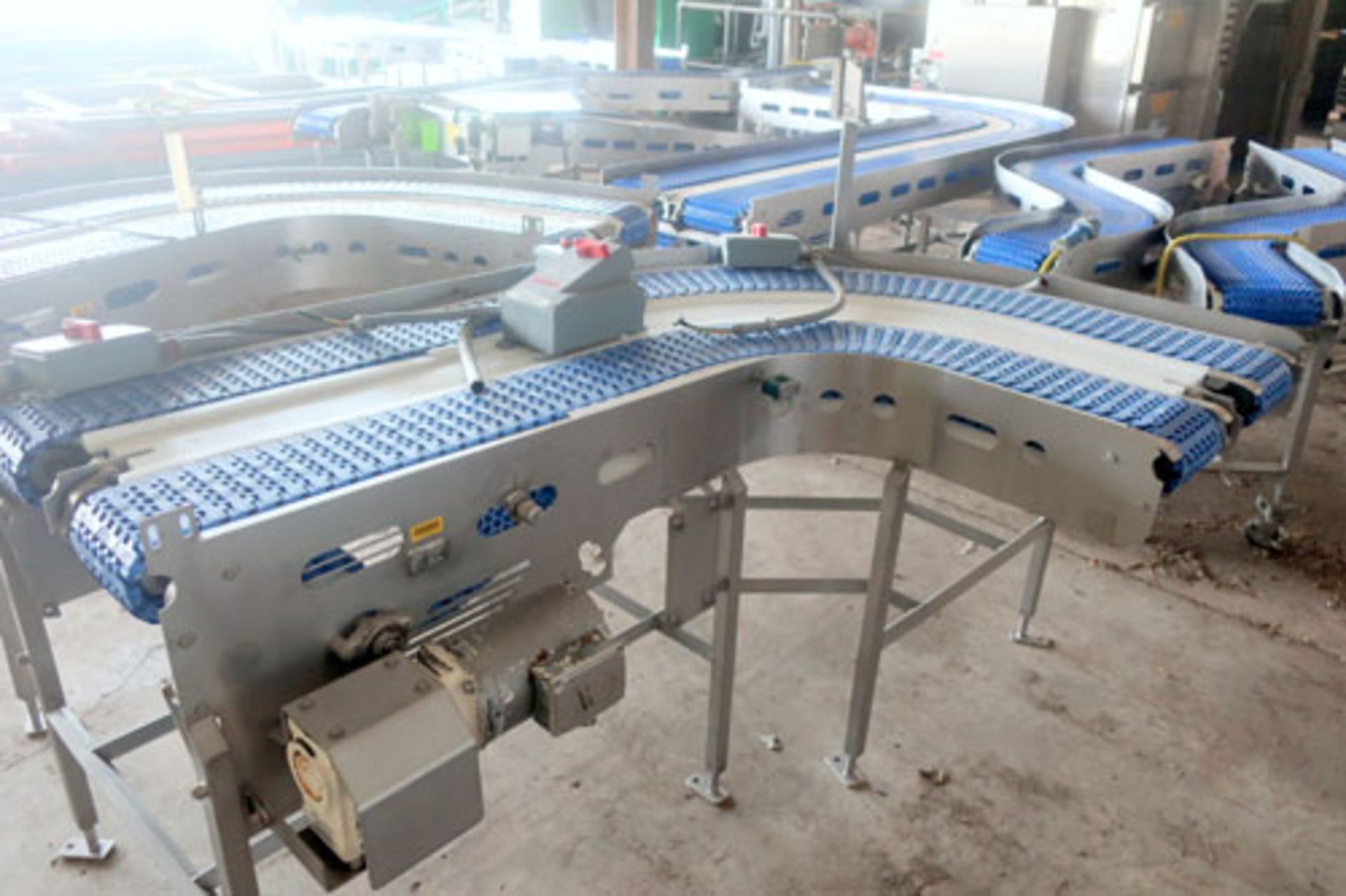 Plastic link belt motorized conveyor system consisting of; (2) sections 30.5" x 80" inclined (no - Image 37 of 47