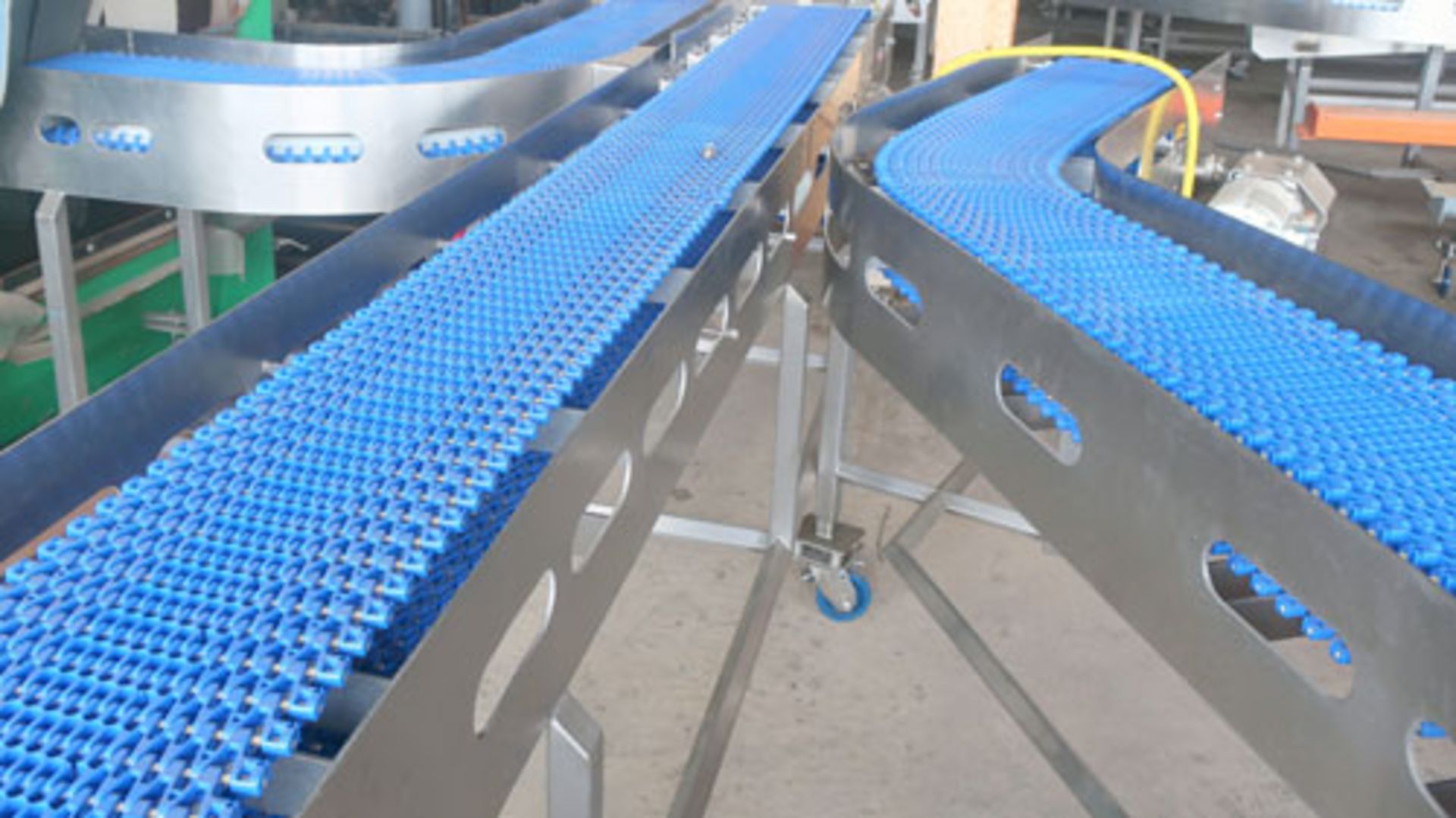 Plastic link belt motorized conveyor system consisting of; (2) sections 30.5" x 80" inclined (no - Image 38 of 47