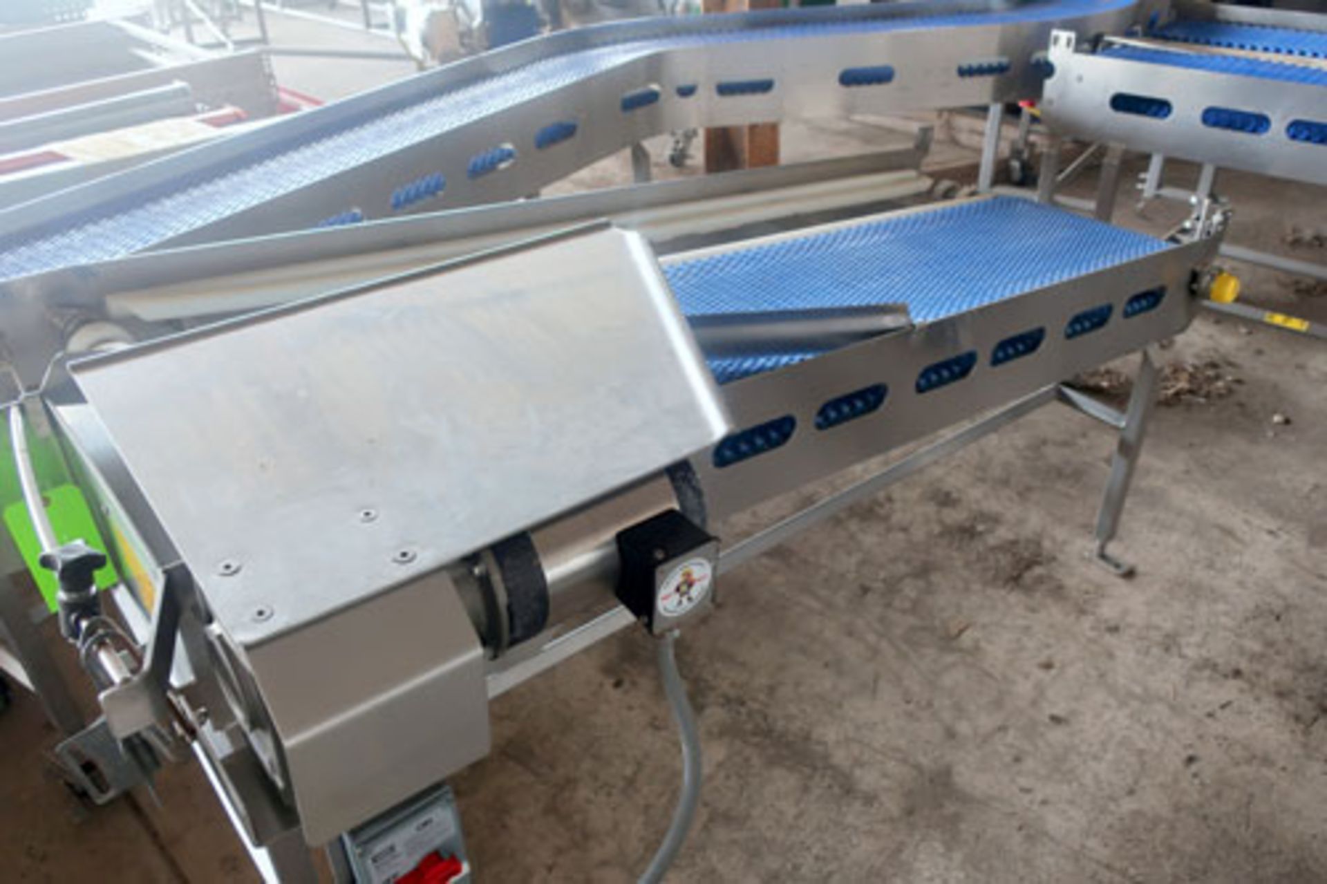 Plastic link belt motorized conveyor system consisting of; (2) sections 30.5" x 80" inclined (no - Image 17 of 47