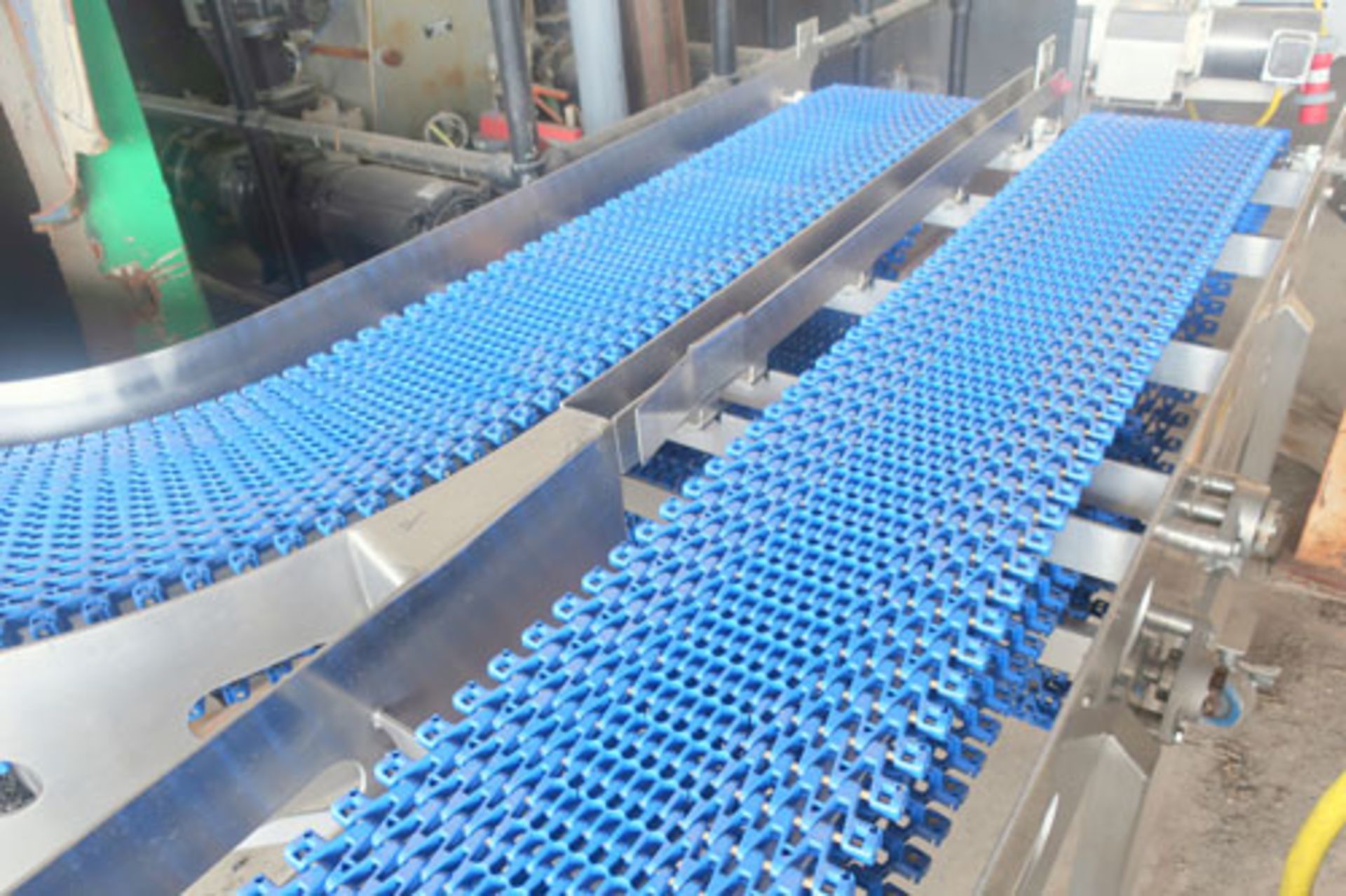 Plastic link belt motorized conveyor system consisting of; (2) sections 30.5" x 80" inclined (no - Image 40 of 47