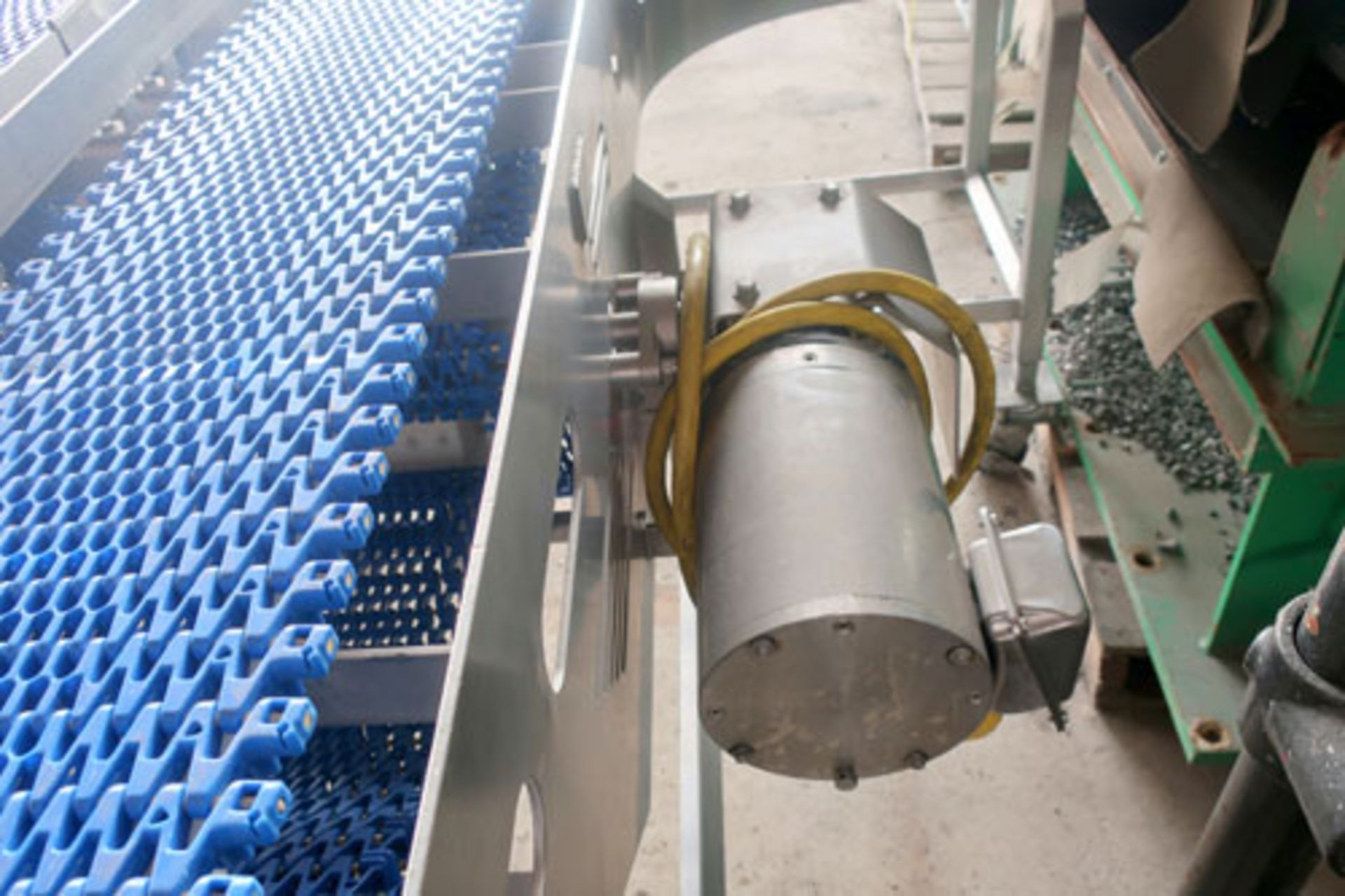 Plastic link belt motorized conveyor system consisting of; (2) sections 30.5" x 80" inclined (no - Image 46 of 47