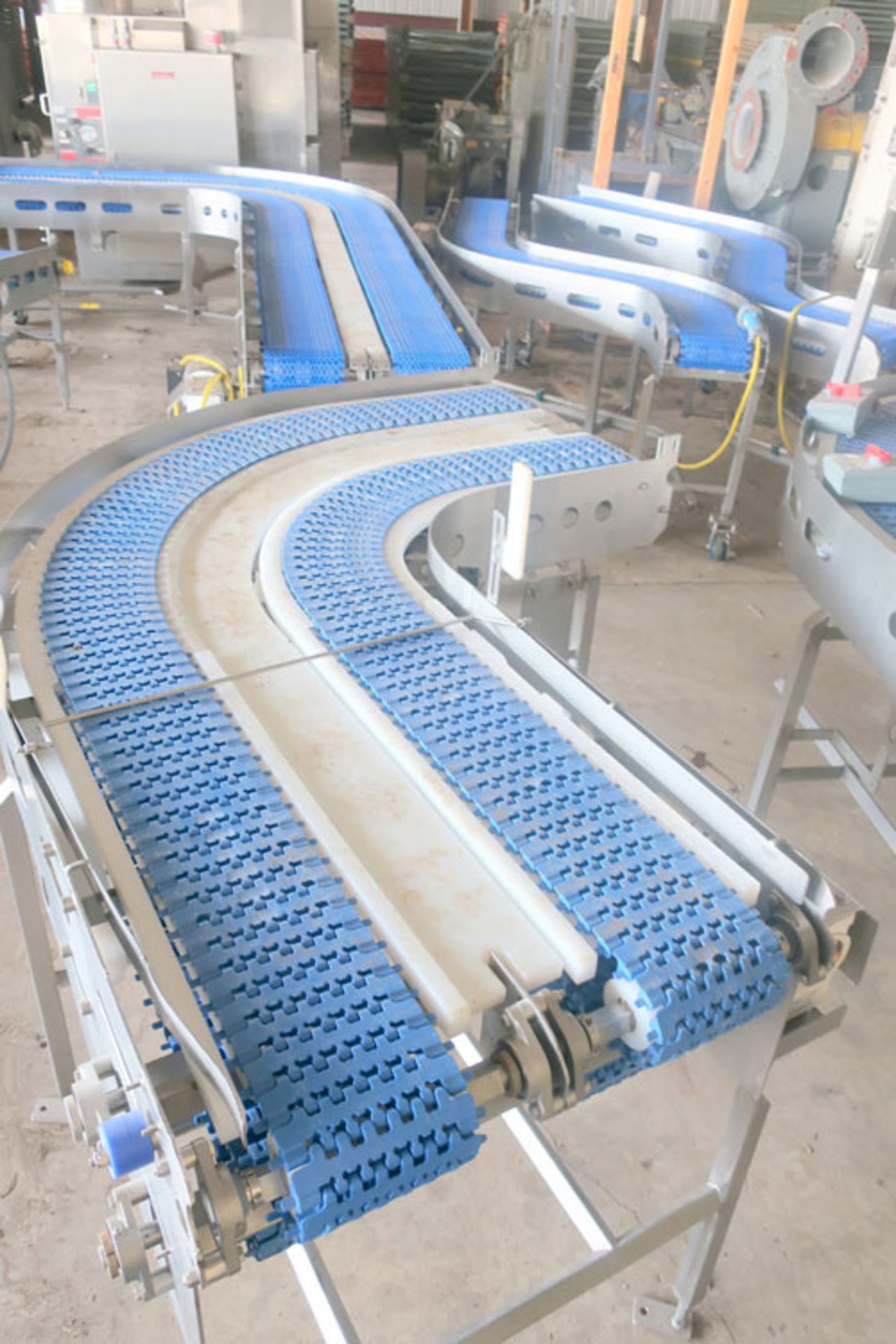 Plastic link belt motorized conveyor system consisting of; (2) sections 30.5" x 80" inclined (no - Image 43 of 47