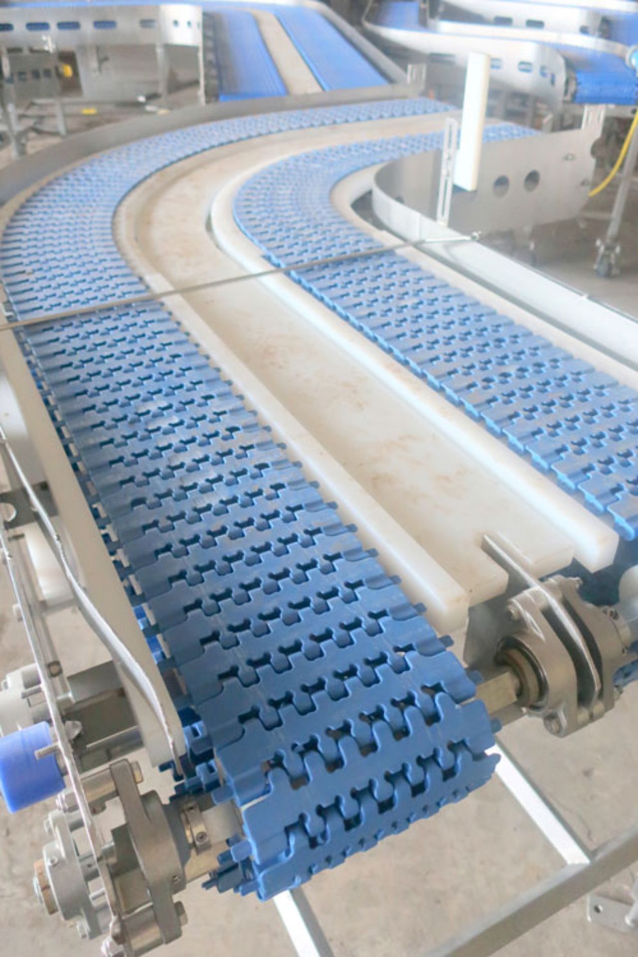 Plastic link belt motorized conveyor system consisting of; (2) sections 30.5" x 80" inclined (no - Image 35 of 47