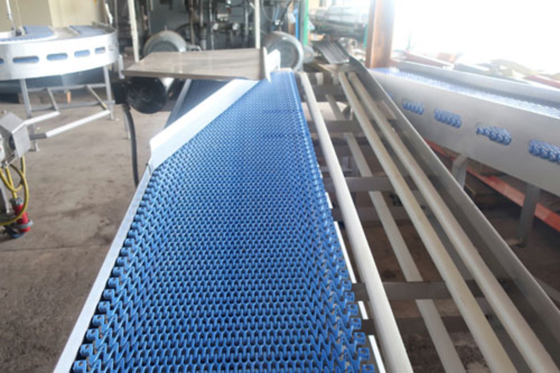 Plastic link belt motorized conveyor system consisting of; (2) sections 30.5" x 80" inclined (no - Image 15 of 47