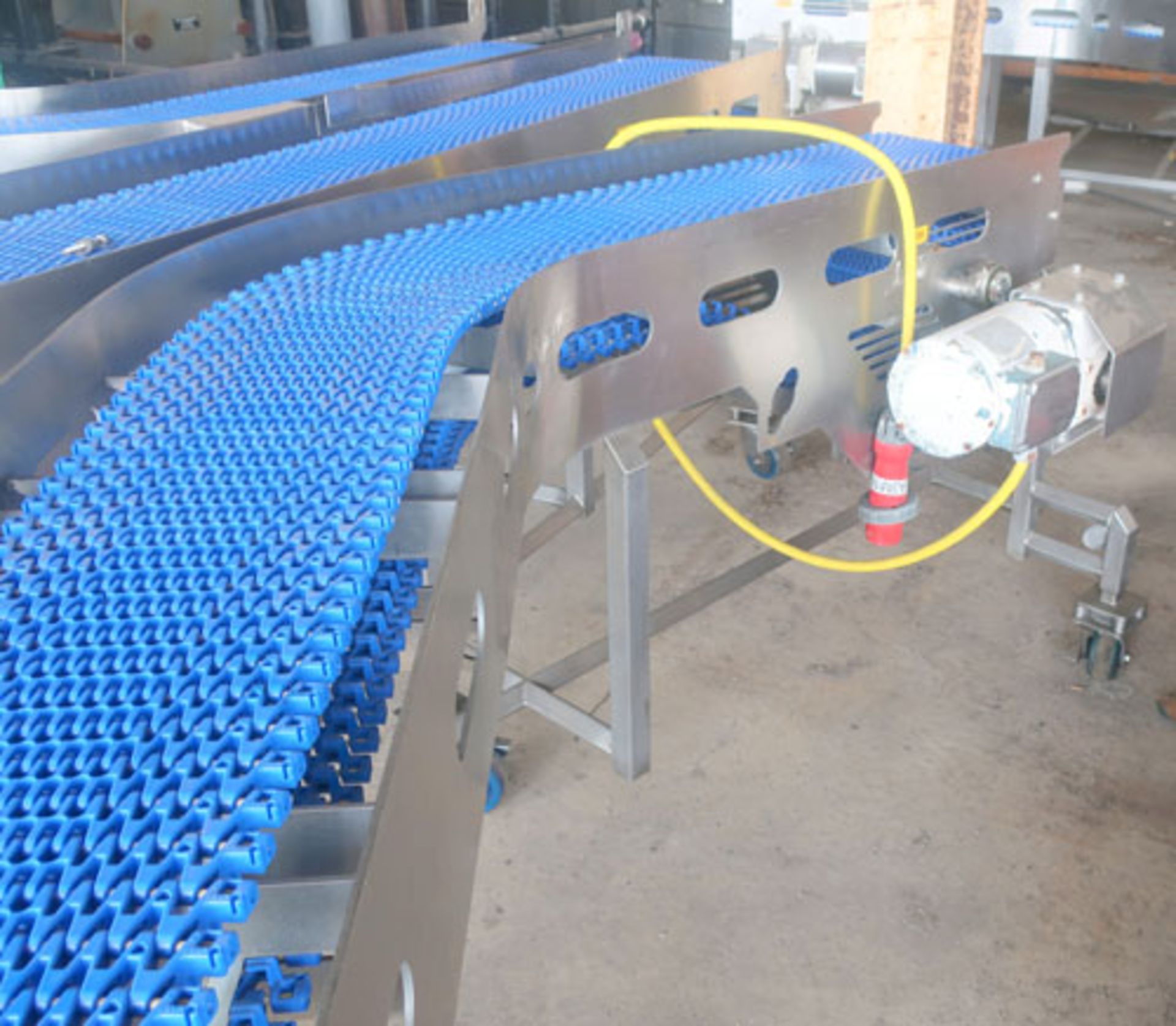 Plastic link belt motorized conveyor system consisting of; (2) sections 30.5" x 80" inclined (no - Image 30 of 47