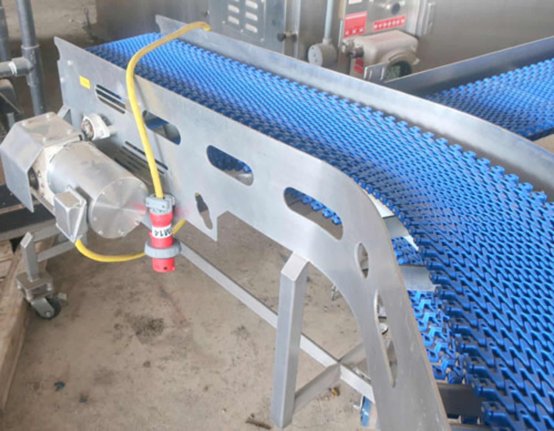 Plastic link belt motorized conveyor system consisting of; (2) sections 30.5" x 80" inclined (no - Image 22 of 47