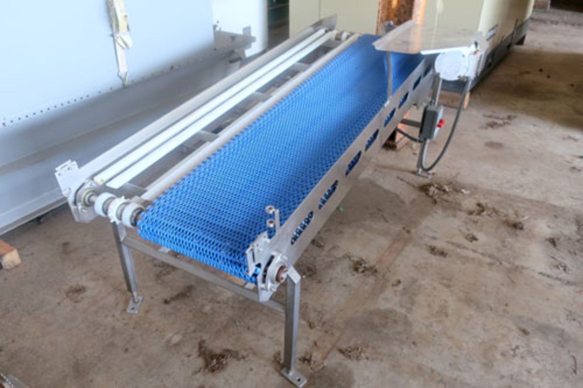 Plastic link belt motorized conveyor system consisting of; (2) sections 30.5" x 80" inclined (no - Image 25 of 47