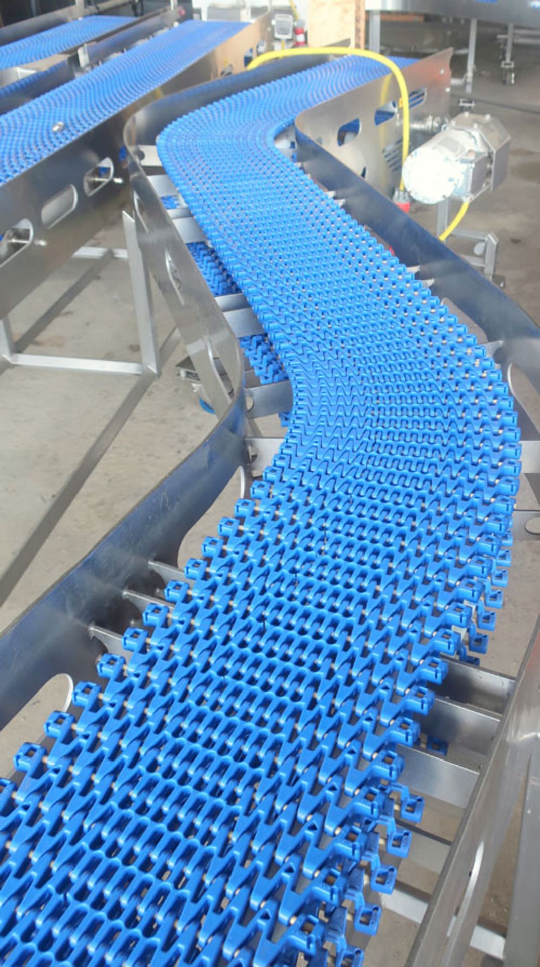 Plastic link belt motorized conveyor system consisting of; (2) sections 30.5" x 80" inclined (no - Image 28 of 47