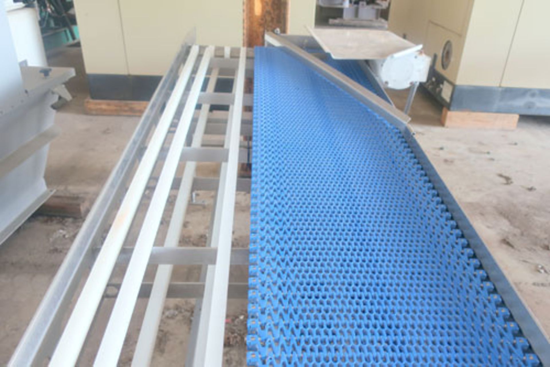 Plastic link belt motorized conveyor system consisting of; (2) sections 30.5" x 80" inclined (no - Image 21 of 47