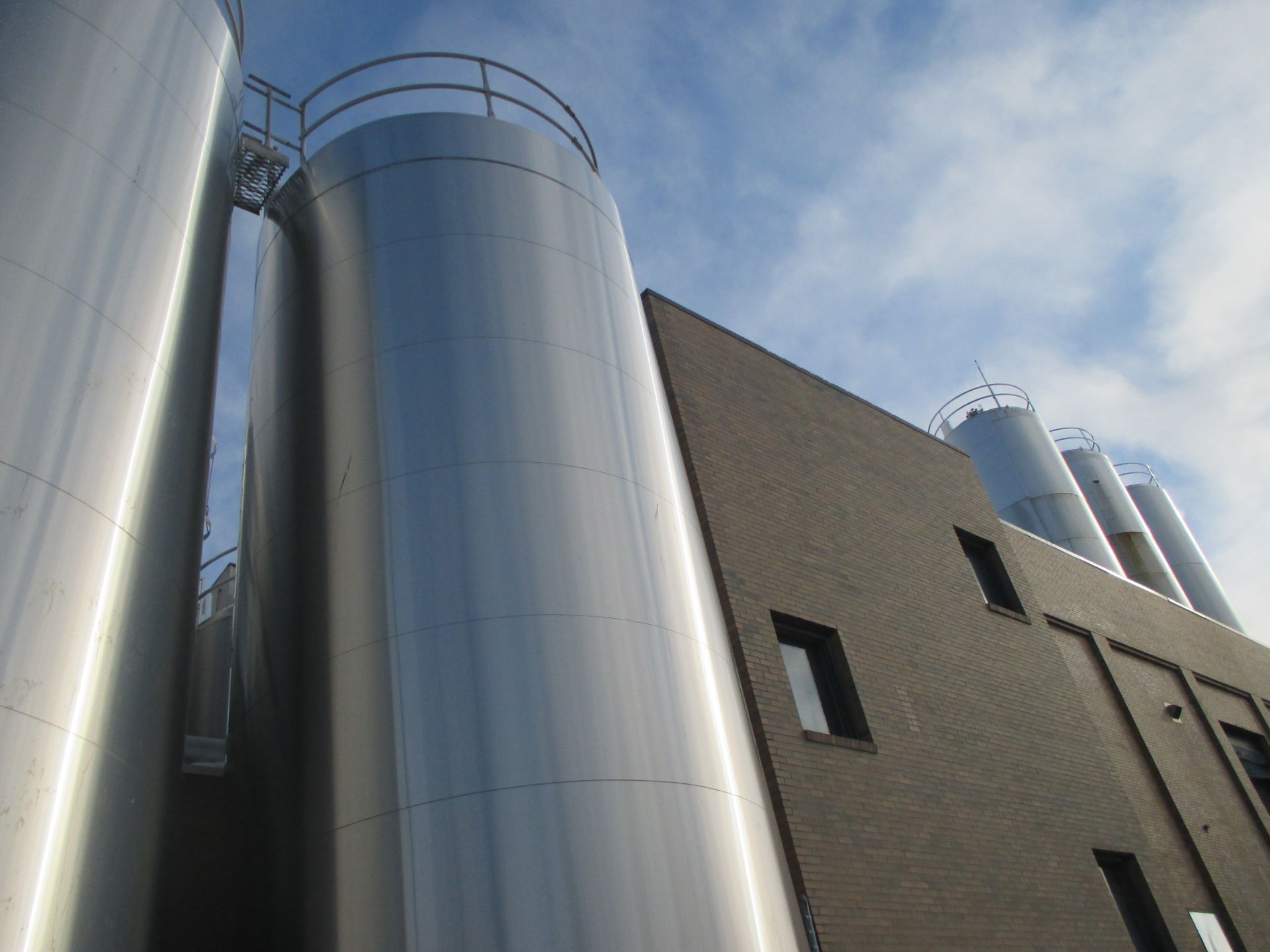 Walker 20,000 Gal. Insulated Silo, M/N VSHT/304 S.S., S/N SPG-23005, with S/S Exterior, Vertical Agi - Image 2 of 7