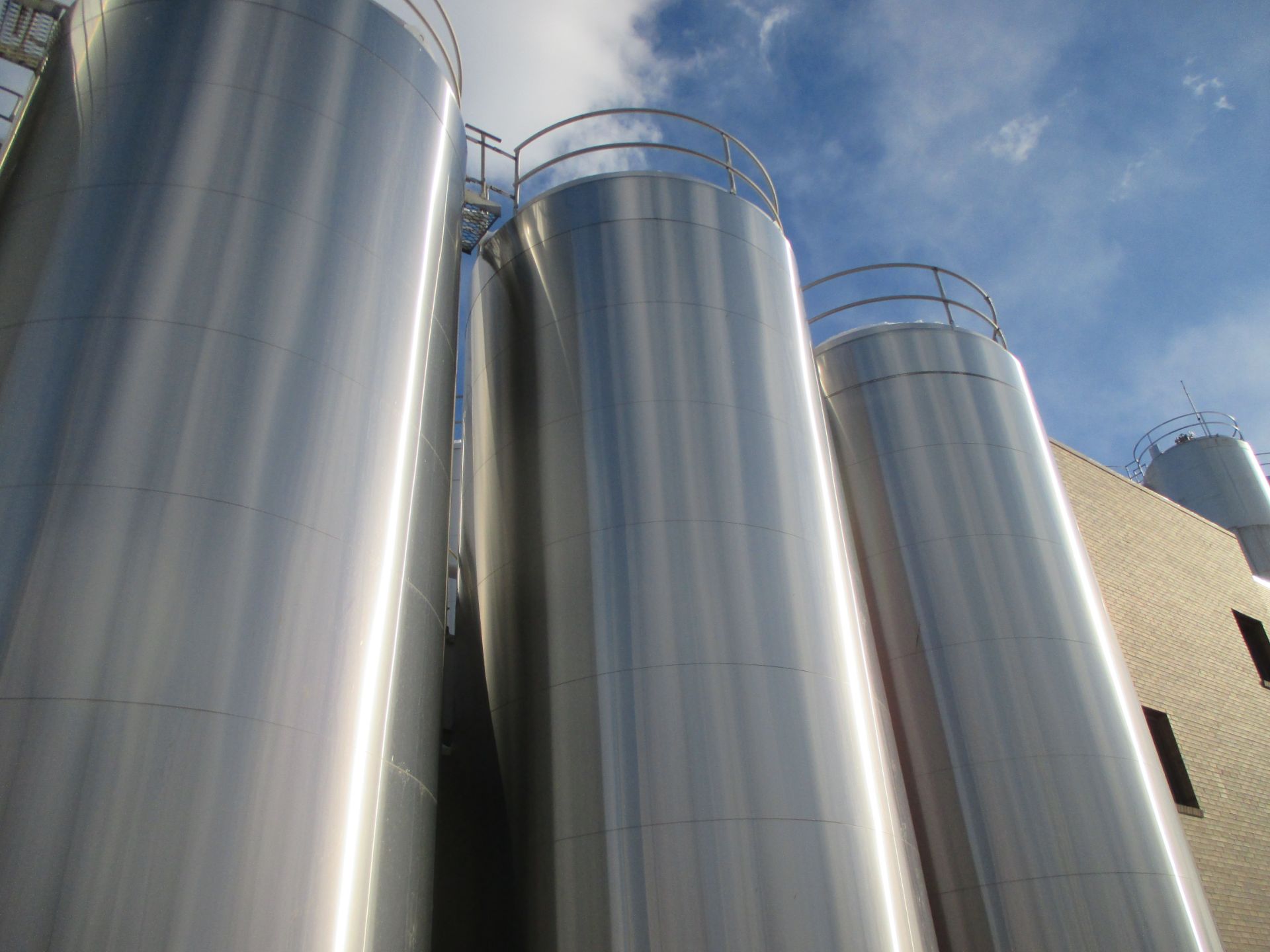 BULK BID: (14) BEAUTIFUL SILOS, INCLUDES (2) WALKER 40,000 GAL. INSULATED S/S SILOS, (2) WALKER 30, - Image 10 of 15