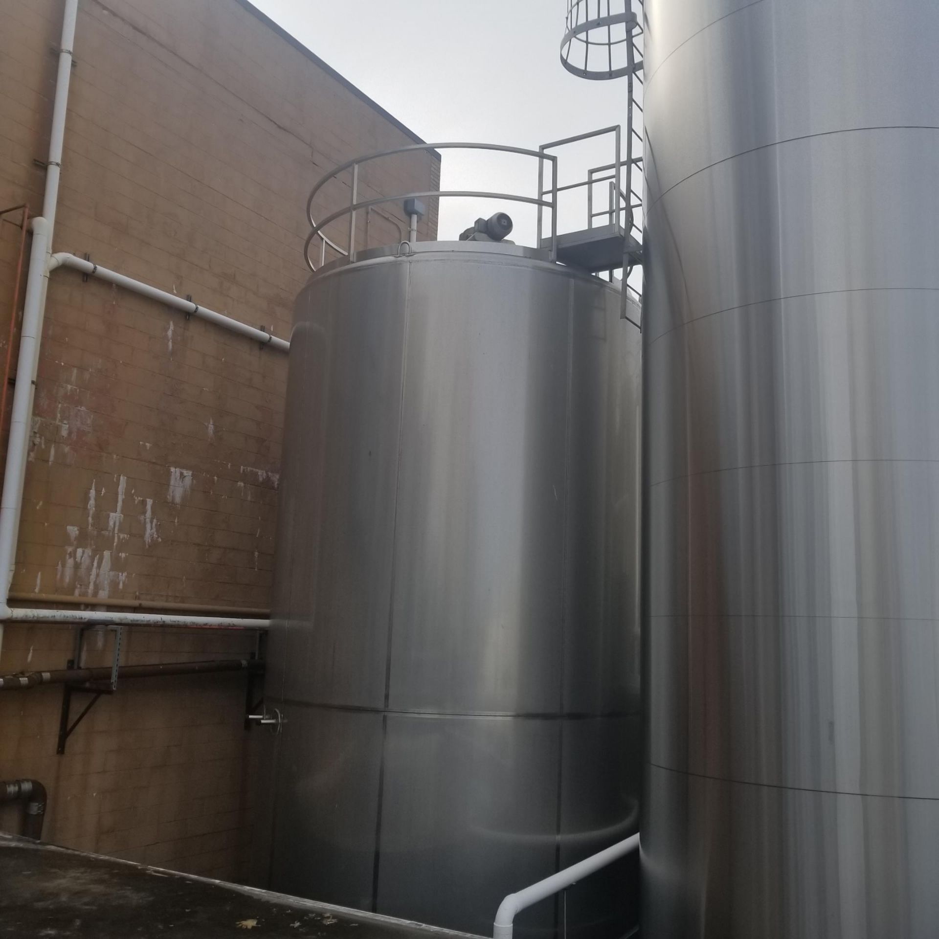 BULK BID: (14) BEAUTIFUL SILOS, INCLUDES (2) WALKER 40,000 GAL. INSULATED S/S SILOS, (2) WALKER 30, - Image 13 of 15