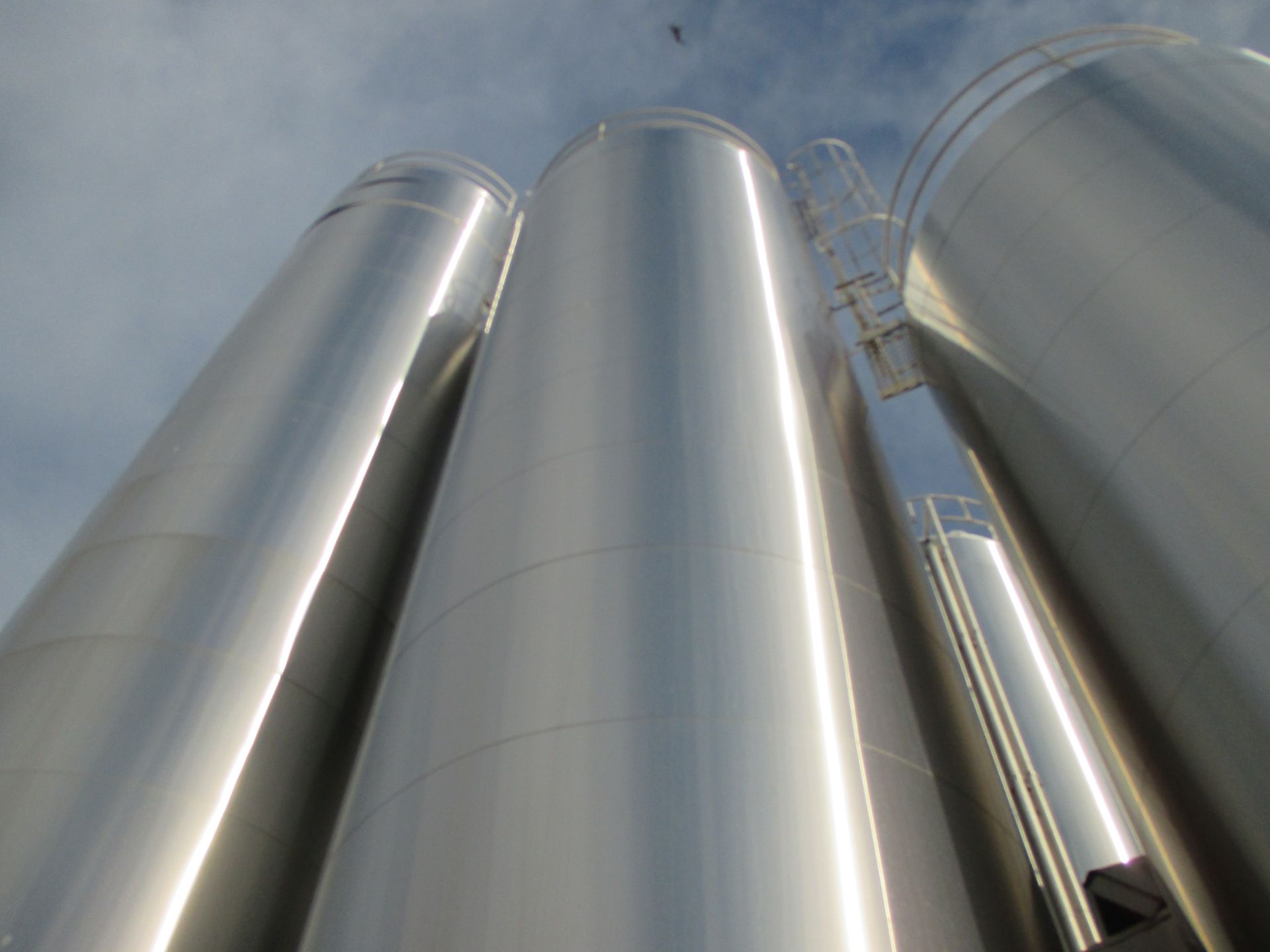 BULK BID: (14) BEAUTIFUL SILOS, INCLUDES (2) WALKER 40,000 GAL. INSULATED S/S SILOS, (2) WALKER 30,