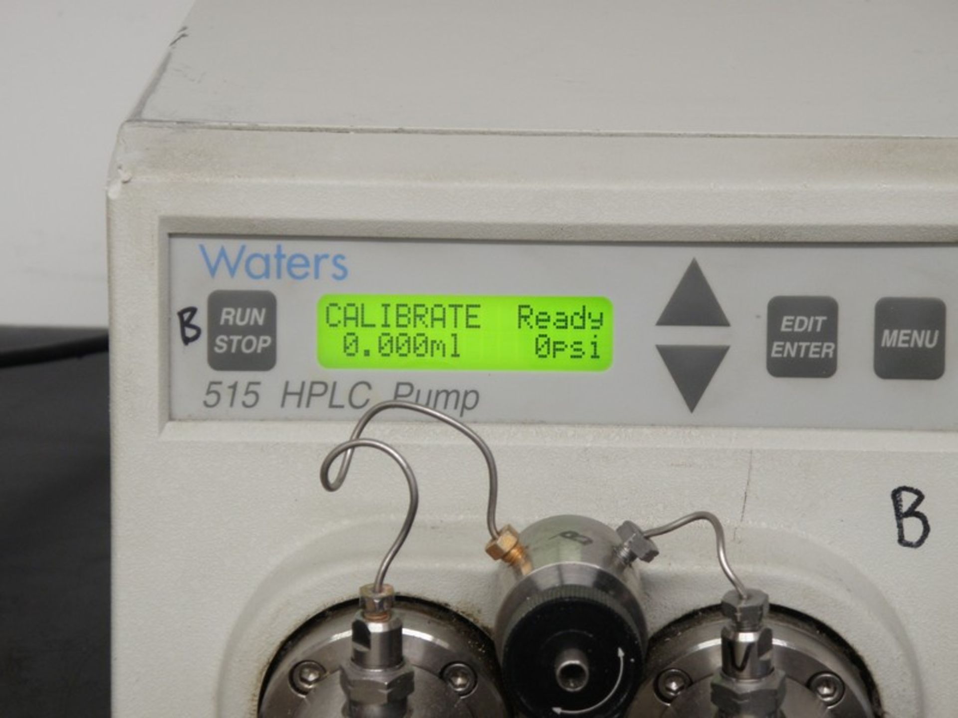 Waters 515 HPLC Pump, Model WAT20700, S/N D06515 530A (NOTE: Pump Powers On)***Located in NC*** - Image 7 of 9